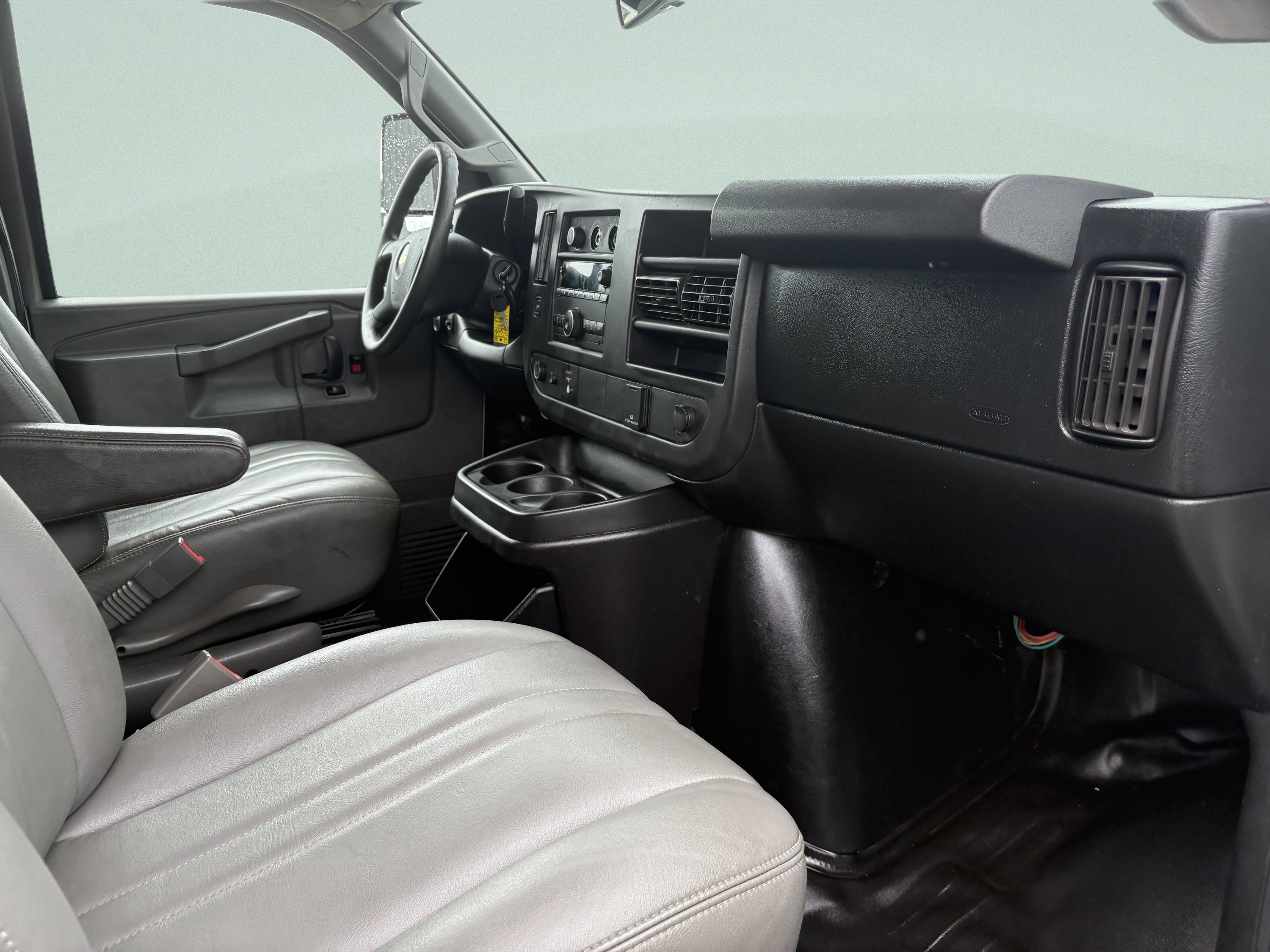 Used 2017 Chevrolet Express 3500 RWD image 21