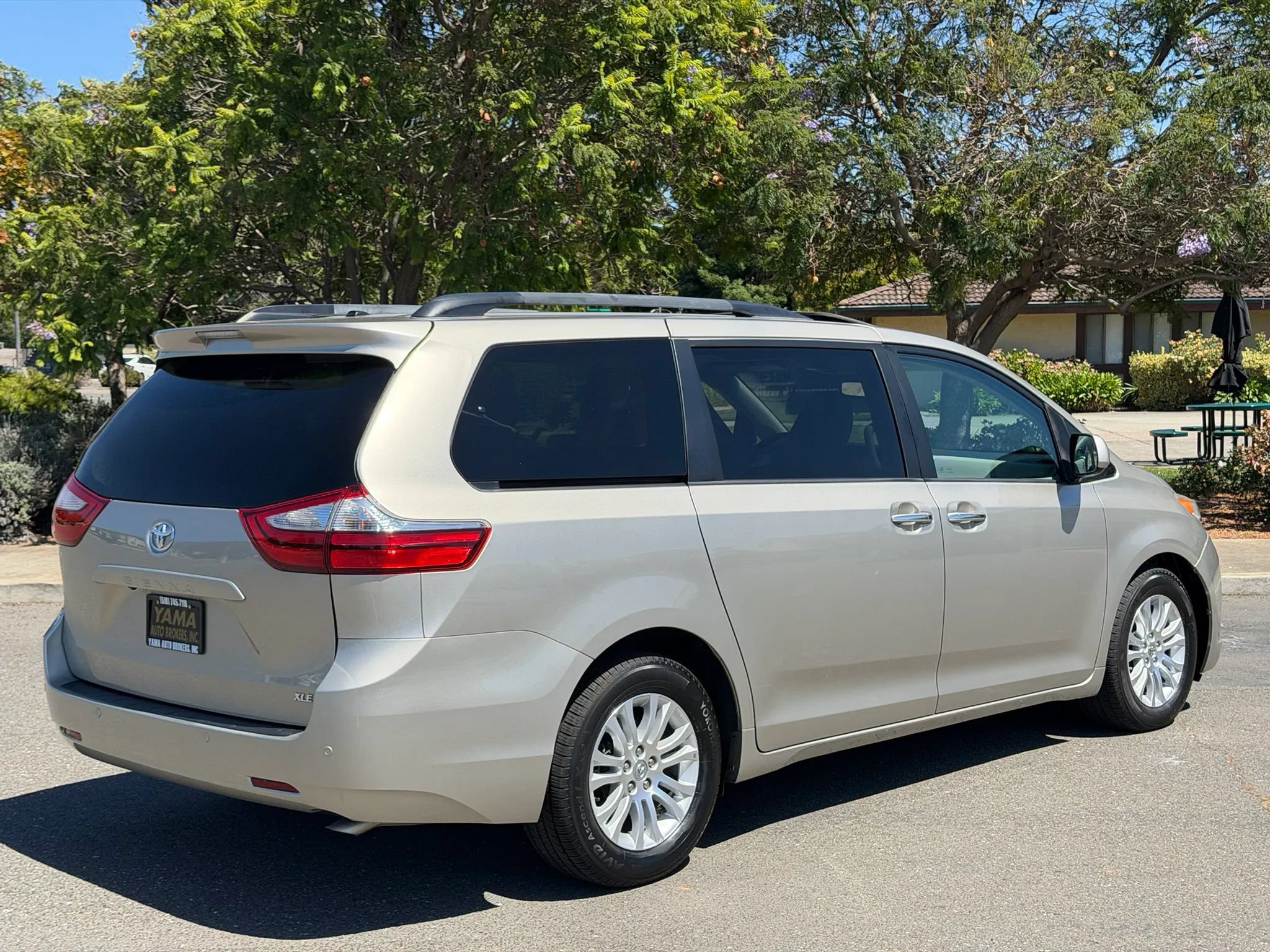 Used 2015 Toyota Sienna XLE Premium FWD image 17