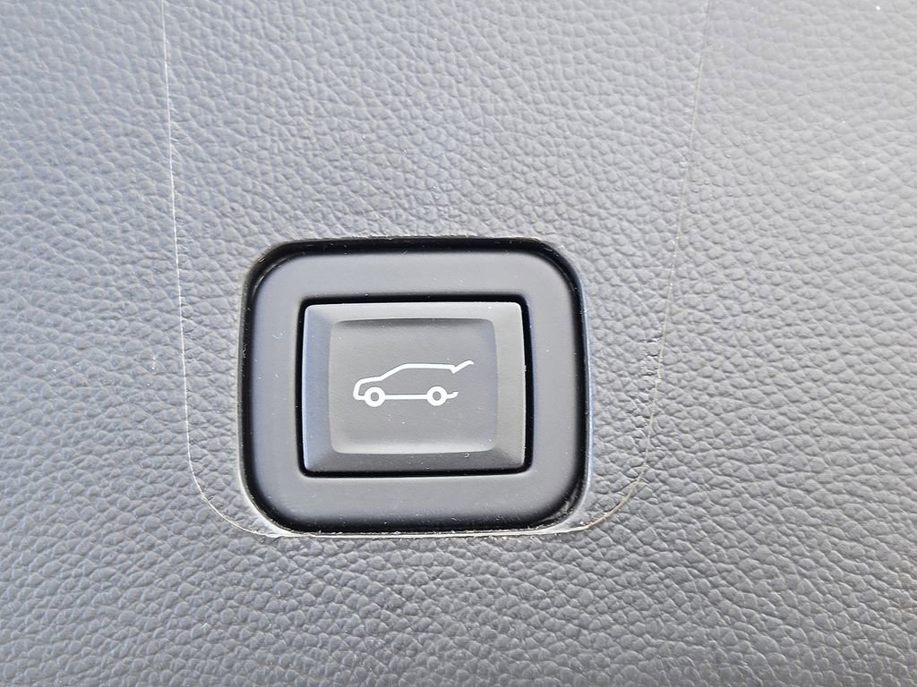 Used 2023 Chevrolet Traverse LT image 36