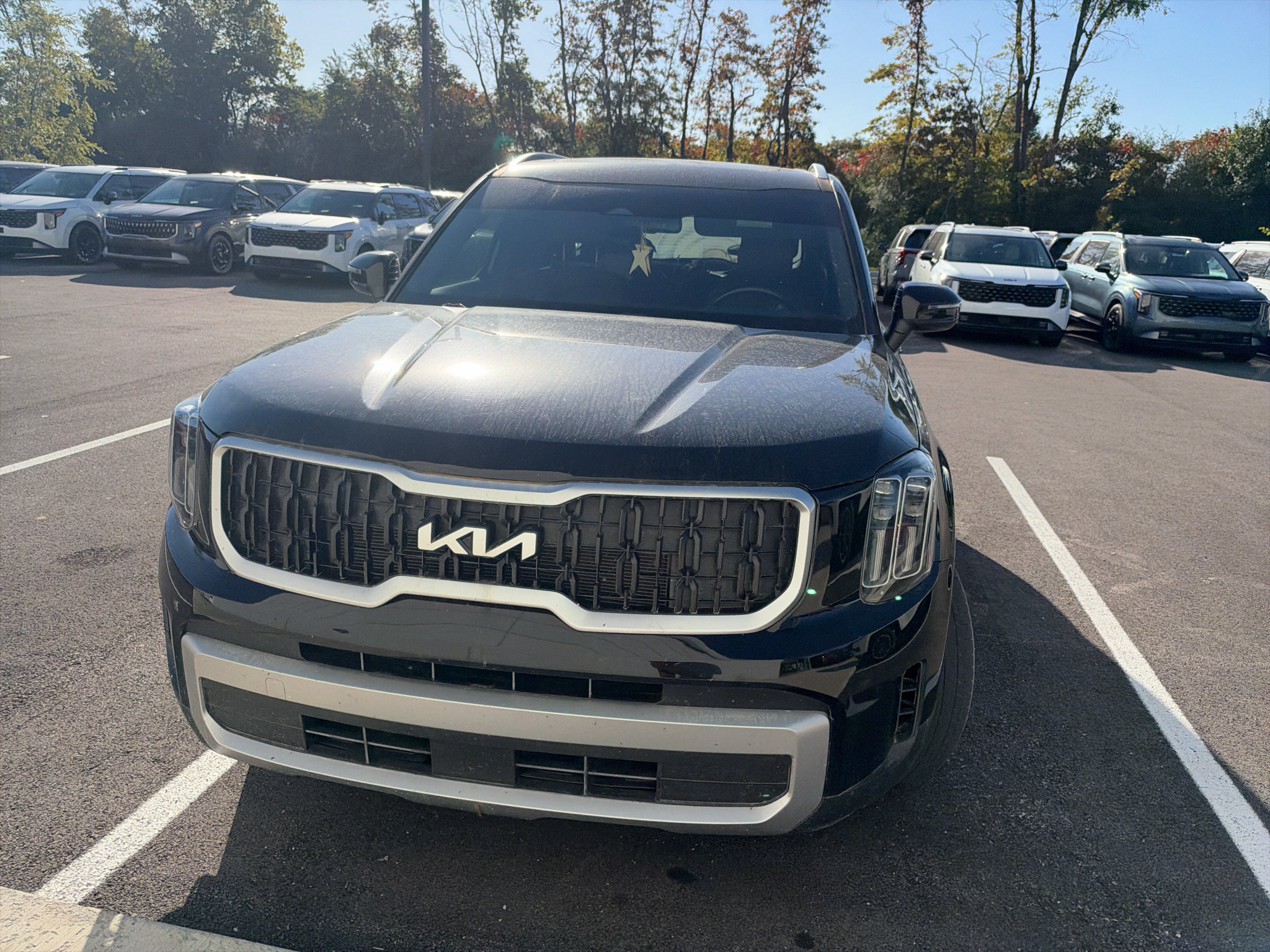 Used 2024 Kia Telluride EX w/ EX Captain's Chair Package FWD image 3