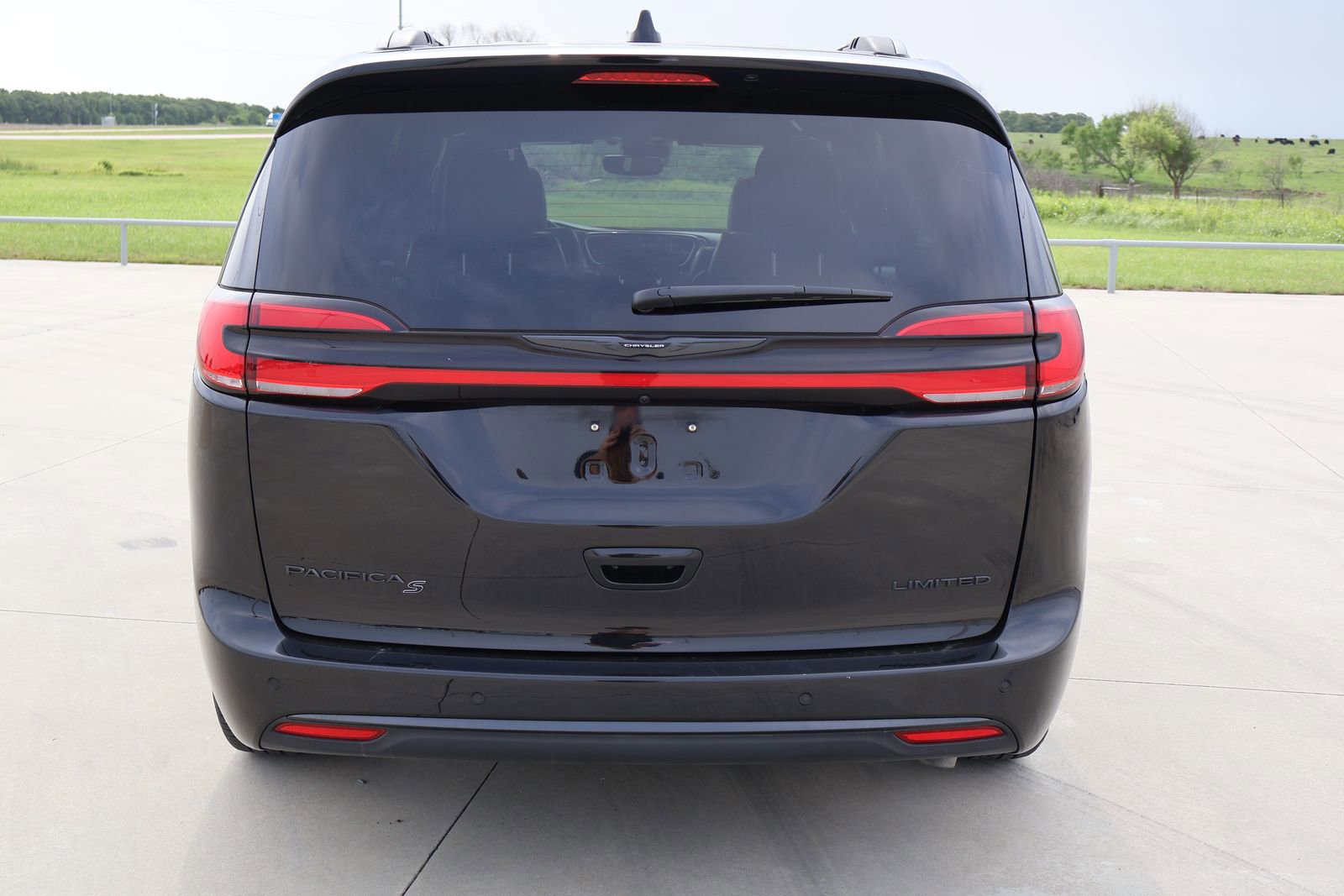 Used 2025 Chrysler Pacifica Limited FWD image 7