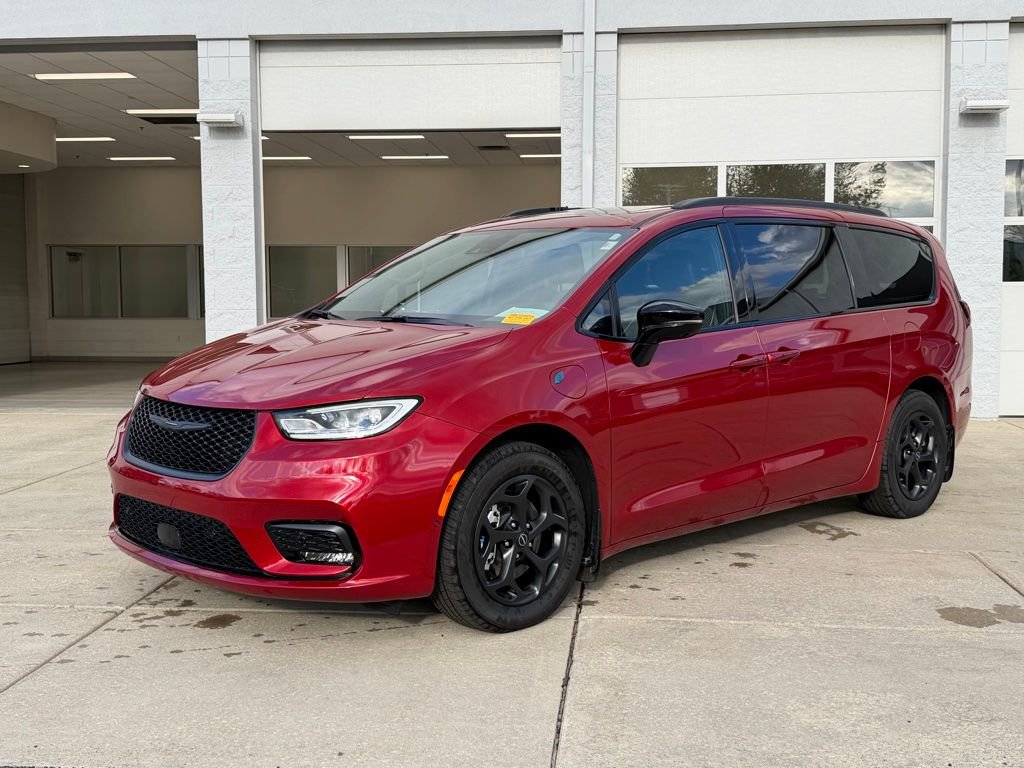 Used 2025 Chrysler Pacifica Premium