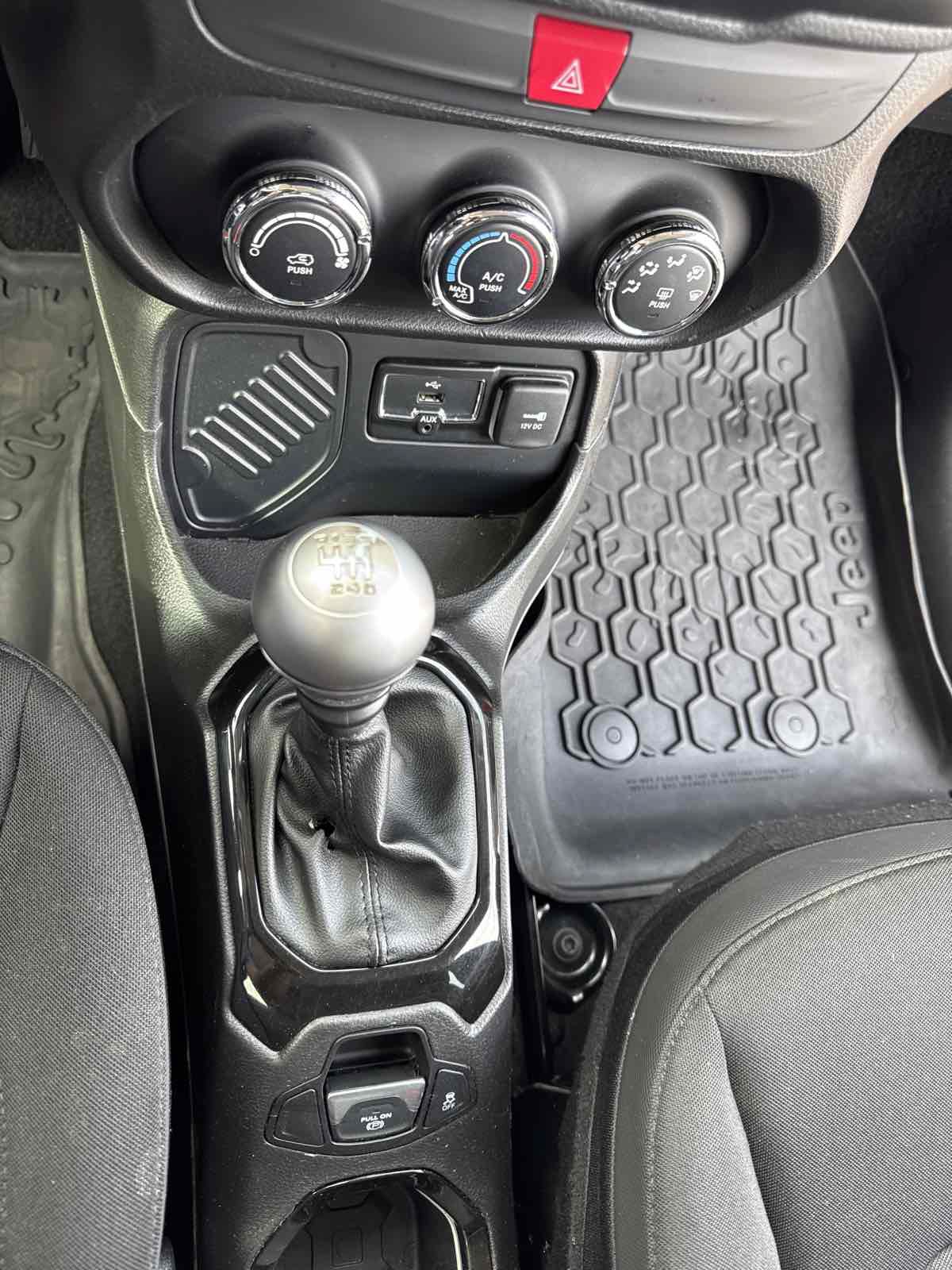 Used 2017 Jeep Renegade Altitude FWD image 16