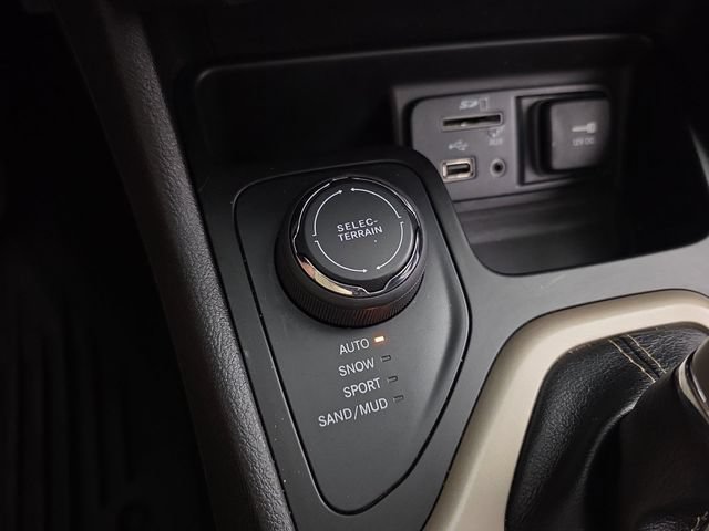 Used 2017 Jeep Cherokee High Altitude AWD/4WD image 22