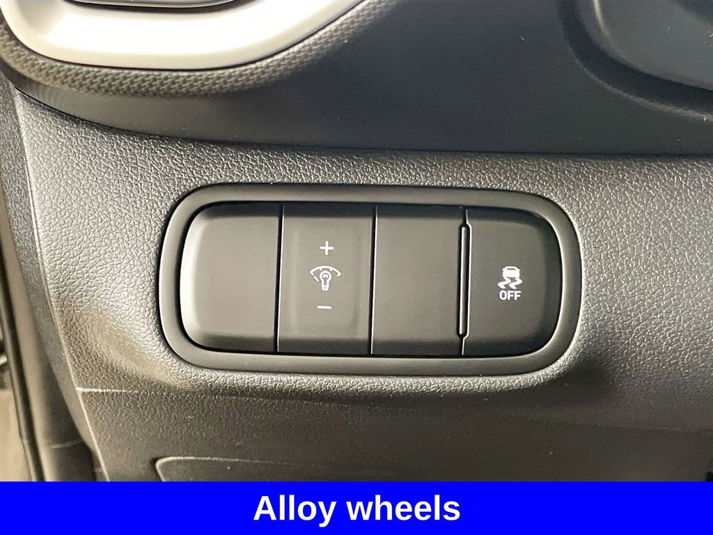 Used 2023 Hyundai Venue SEL image 13