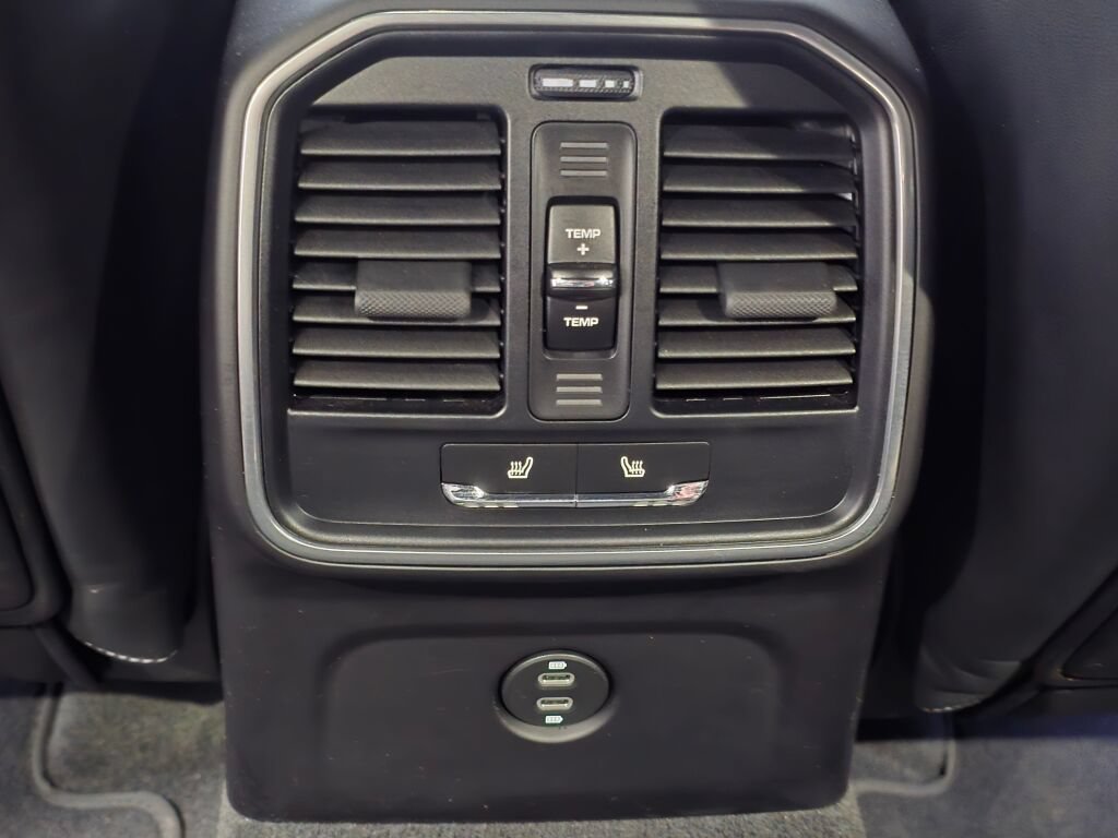 Certified 2024 Porsche Macan AWD/4WD image 19