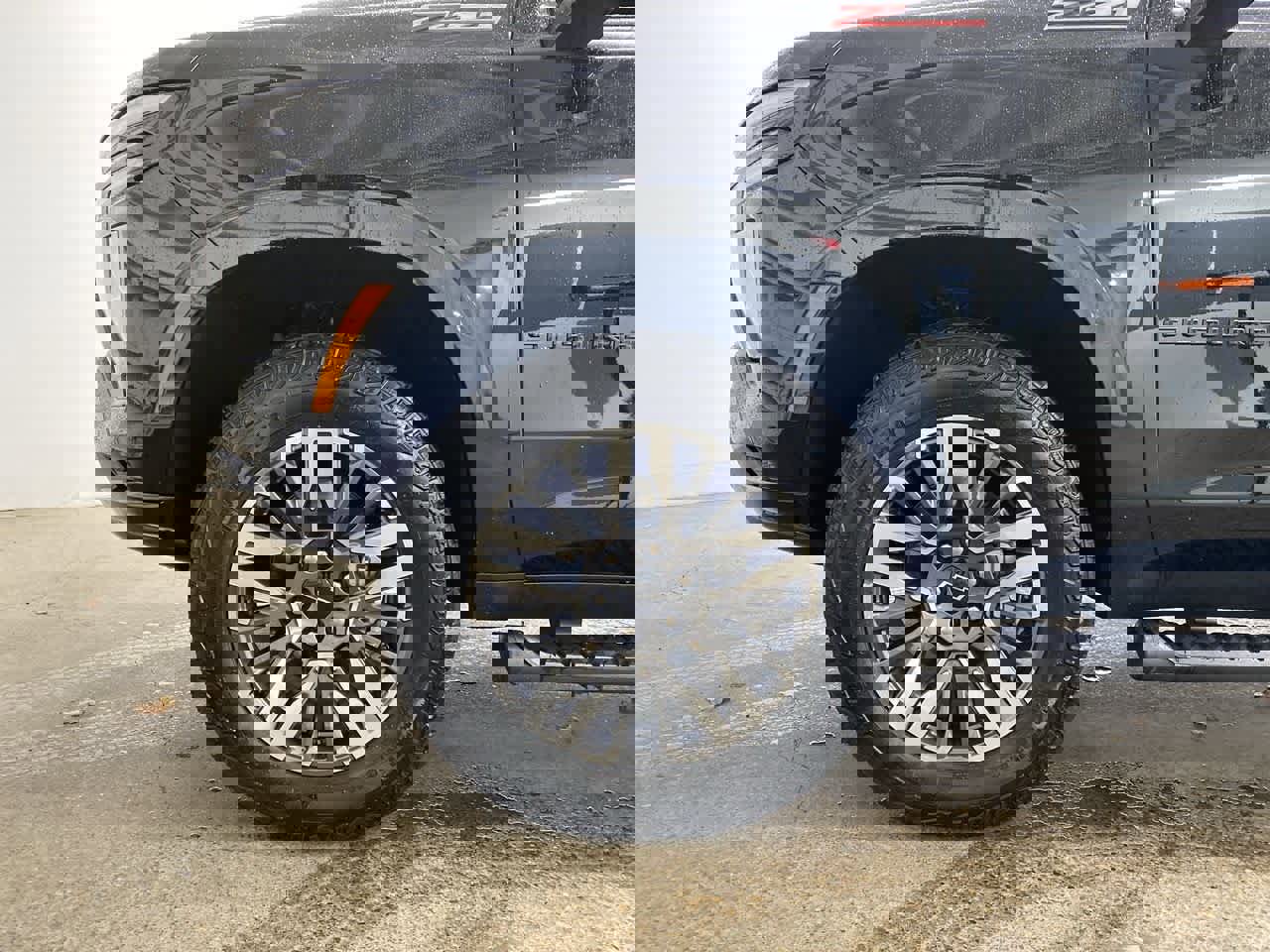 Used 2025 Chevrolet Suburban Z71 image 11