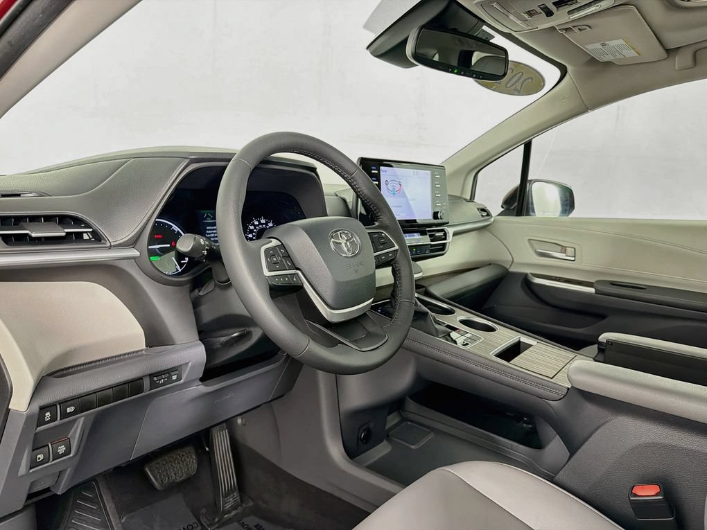 Used 2021 Toyota Sienna XLE FWD image 14