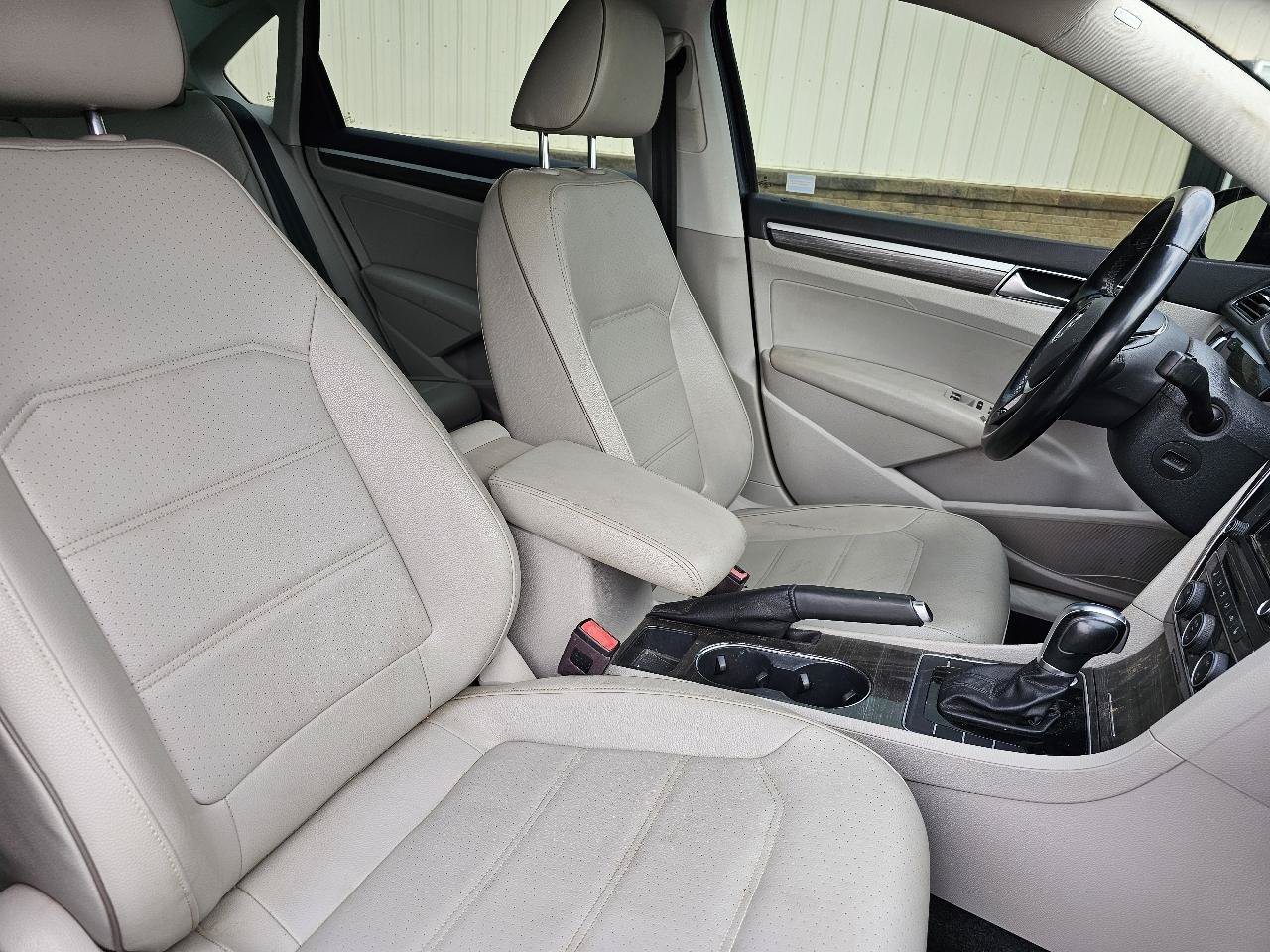 Used 2018 Volkswagen Passat 2.0T SE FWD image 13
