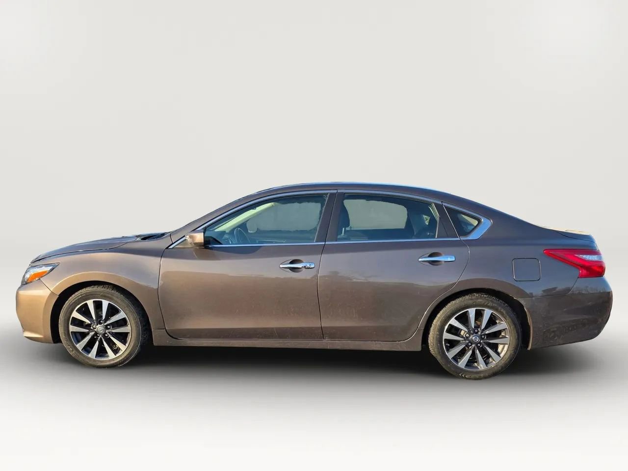 Used 2017 Nissan Altima 2.5 SV image 2