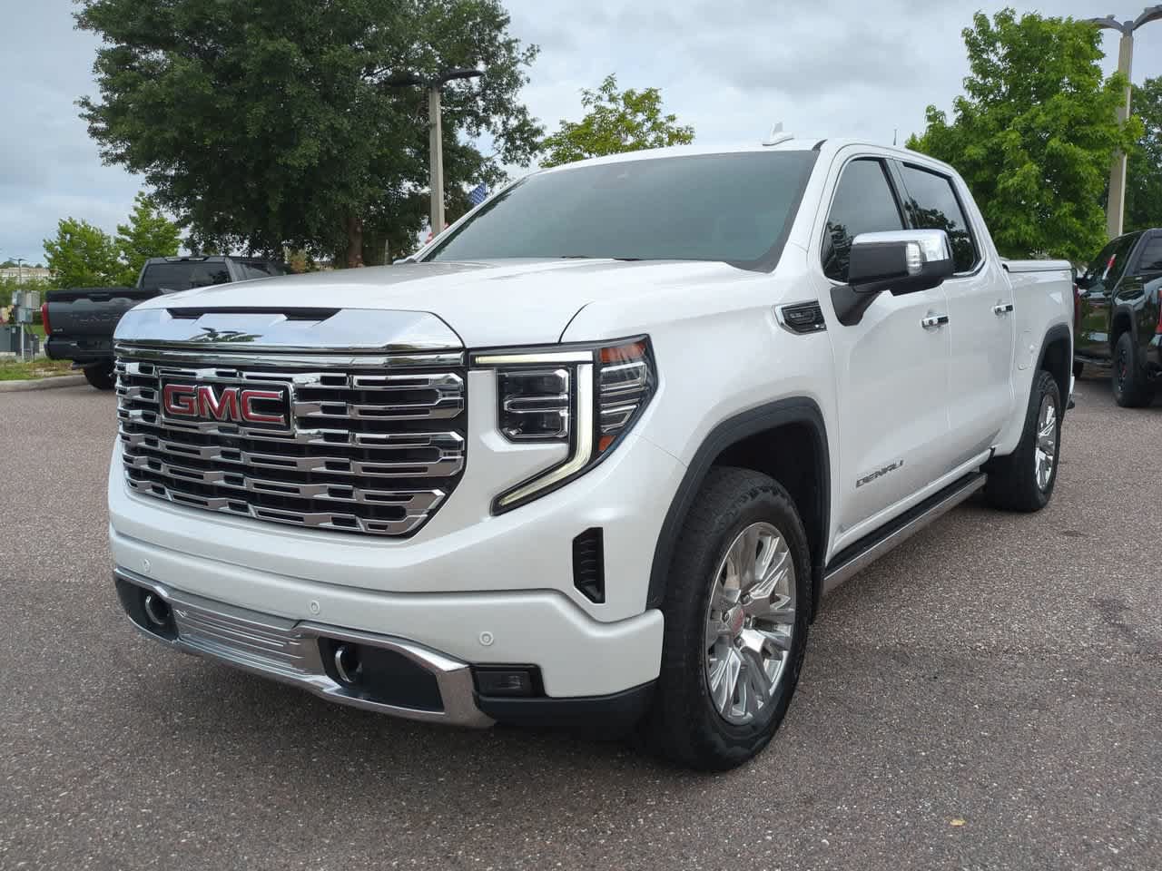 Used 2023 GMC Sierra 1500 Denali w/ Technology Package AWD/4WD image 2