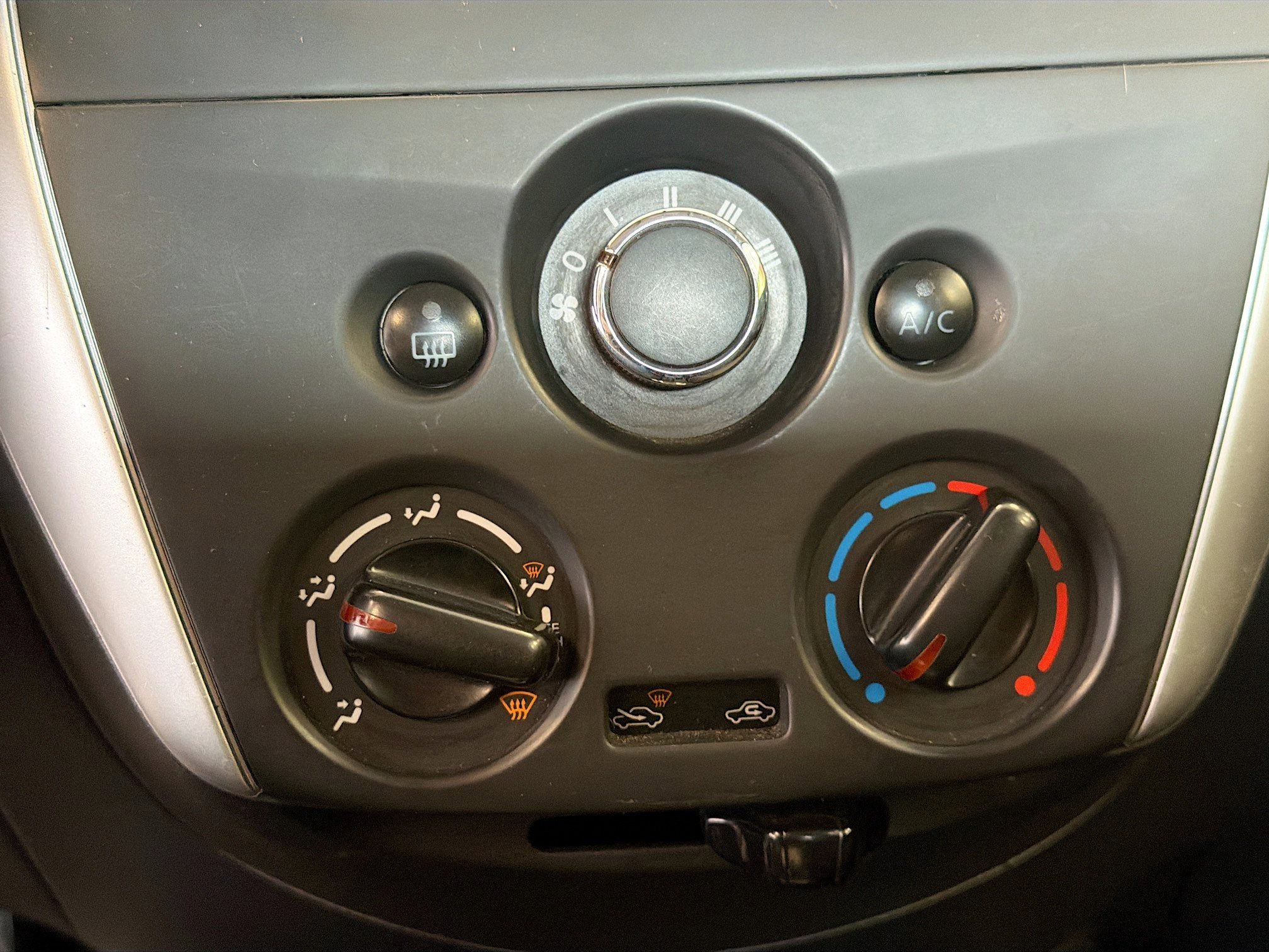 Used 2019 Nissan Versa SV FWD image 23