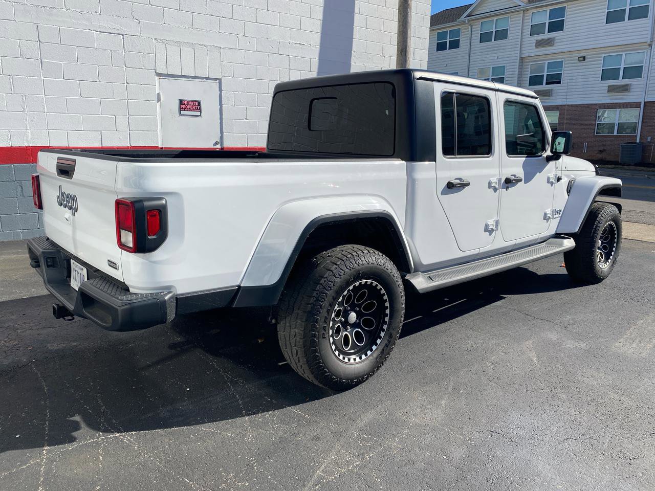 Used 2023 Jeep Gladiator Overland AWD/4WD image 2