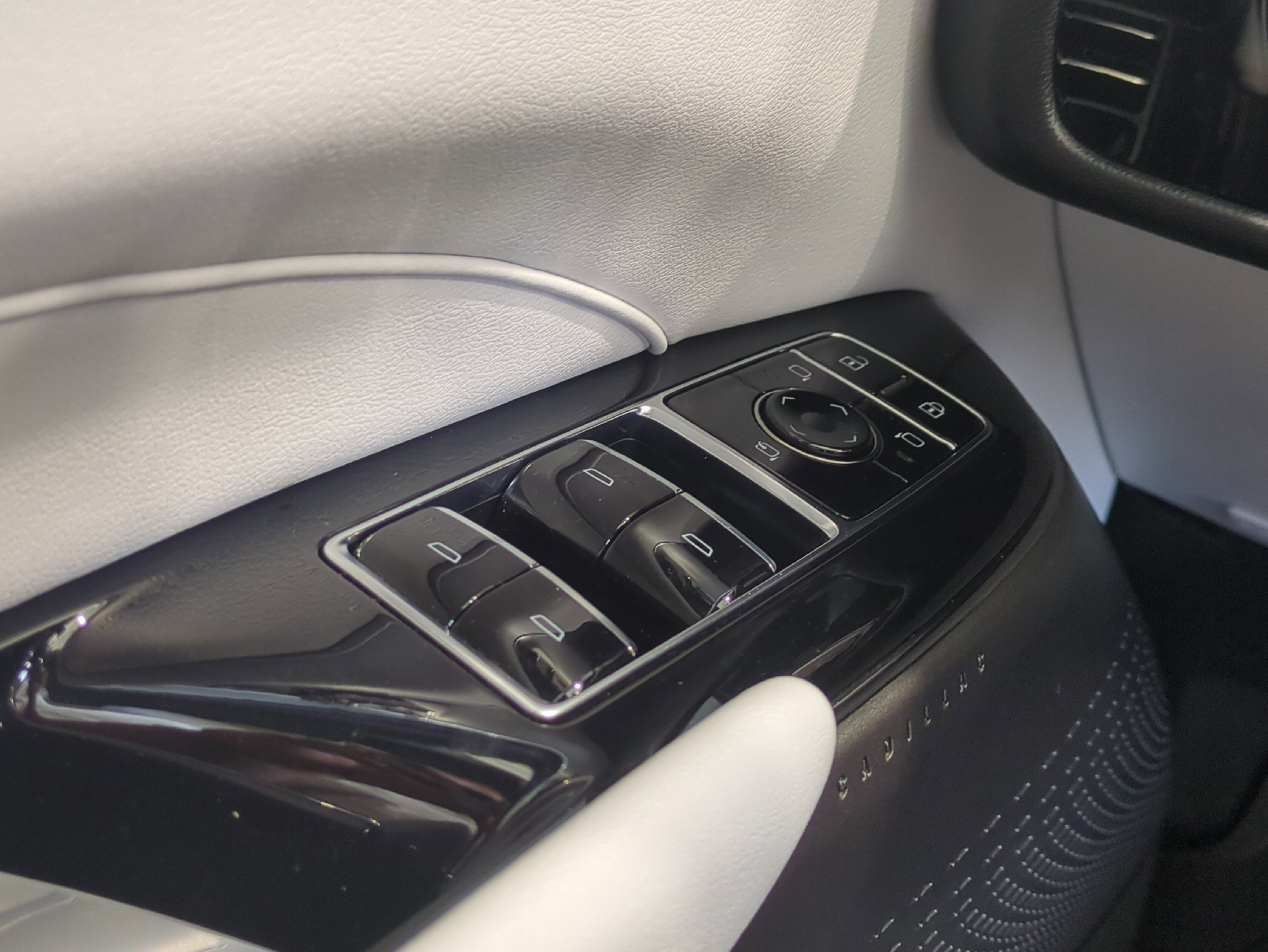 Used 2024 Cadillac Lyriq Luxury image 27