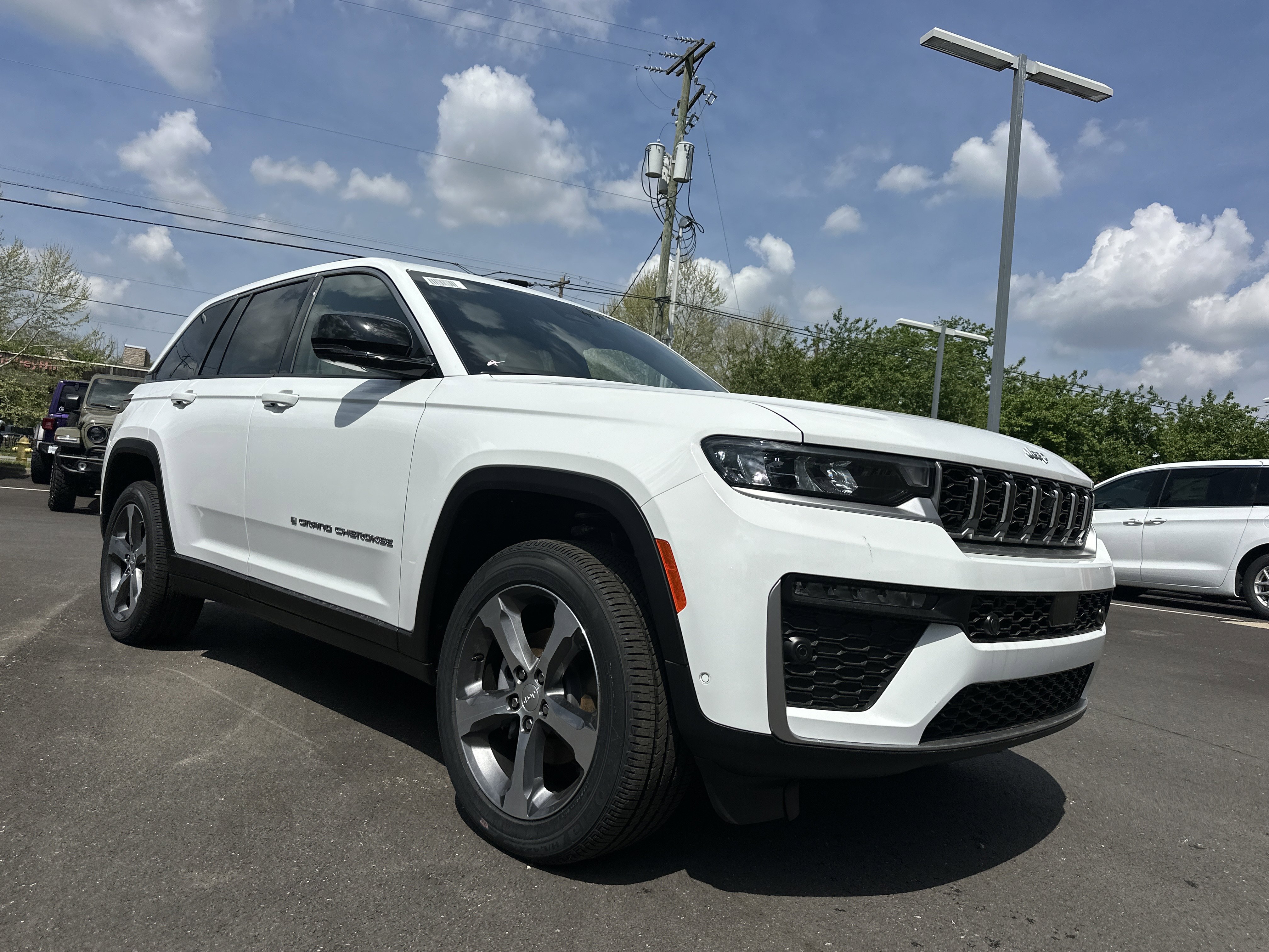 New 2026 Jeep Grand Cherokee Limited w/ Luxury Tech Group II AWD/4WD image 16