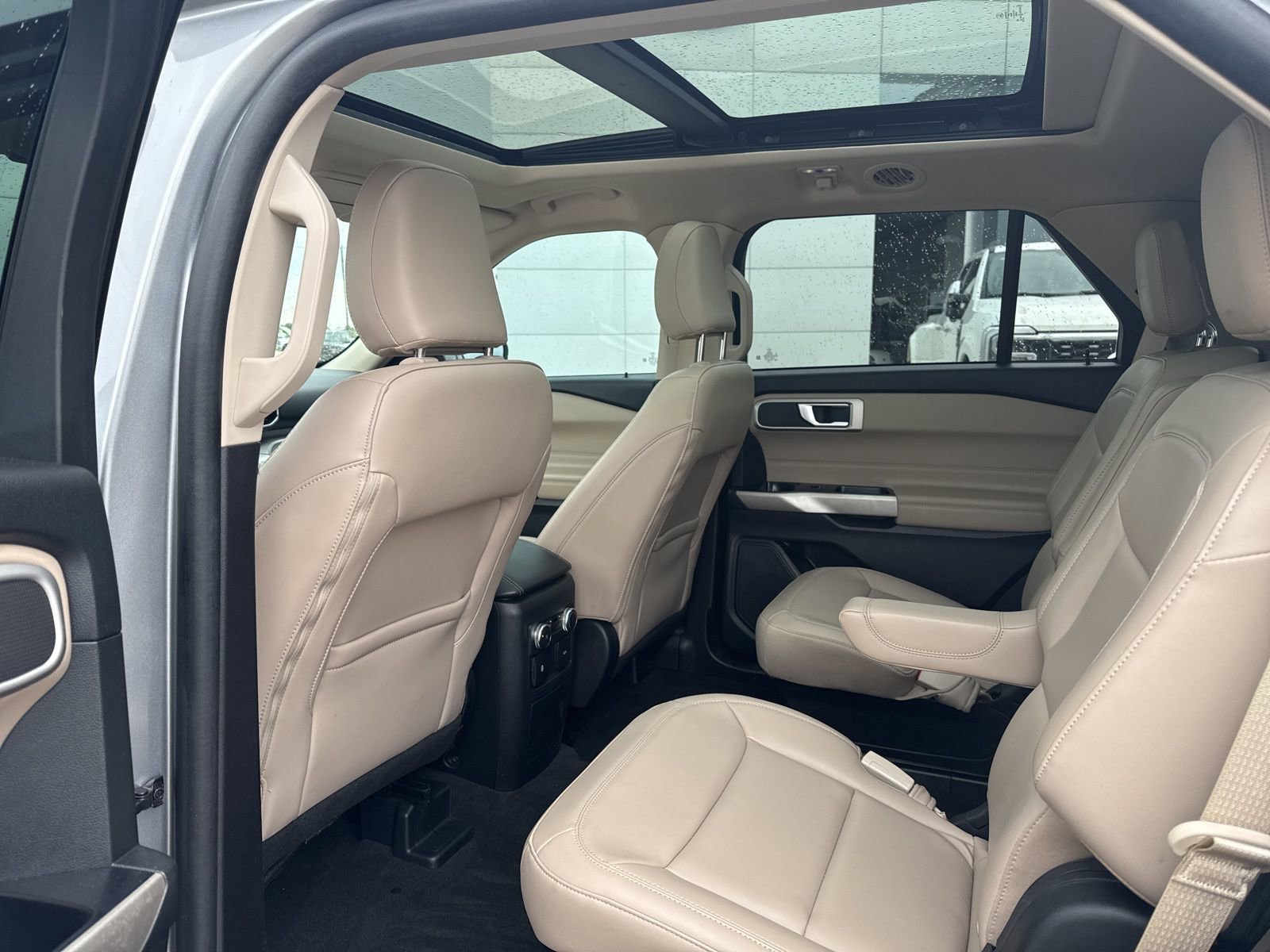 Used 2022 Ford Explorer XLT w/ Equipment Group 202A image 10