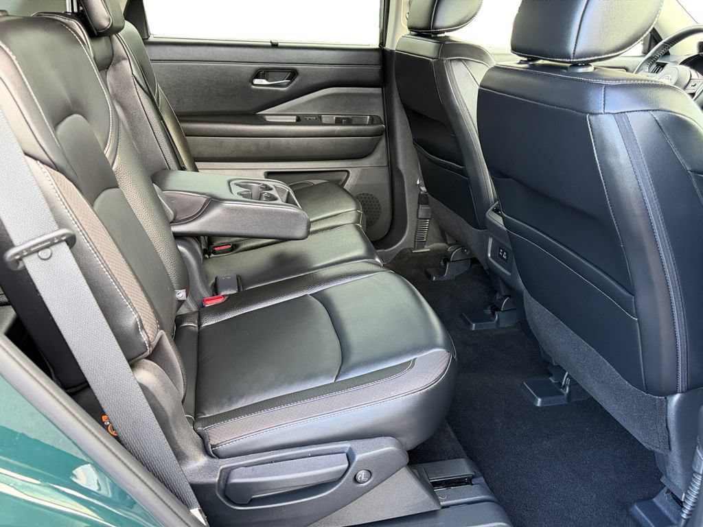 Used 2023 Nissan Pathfinder SL w/ Black Appearance Package AWD/4WD image 9