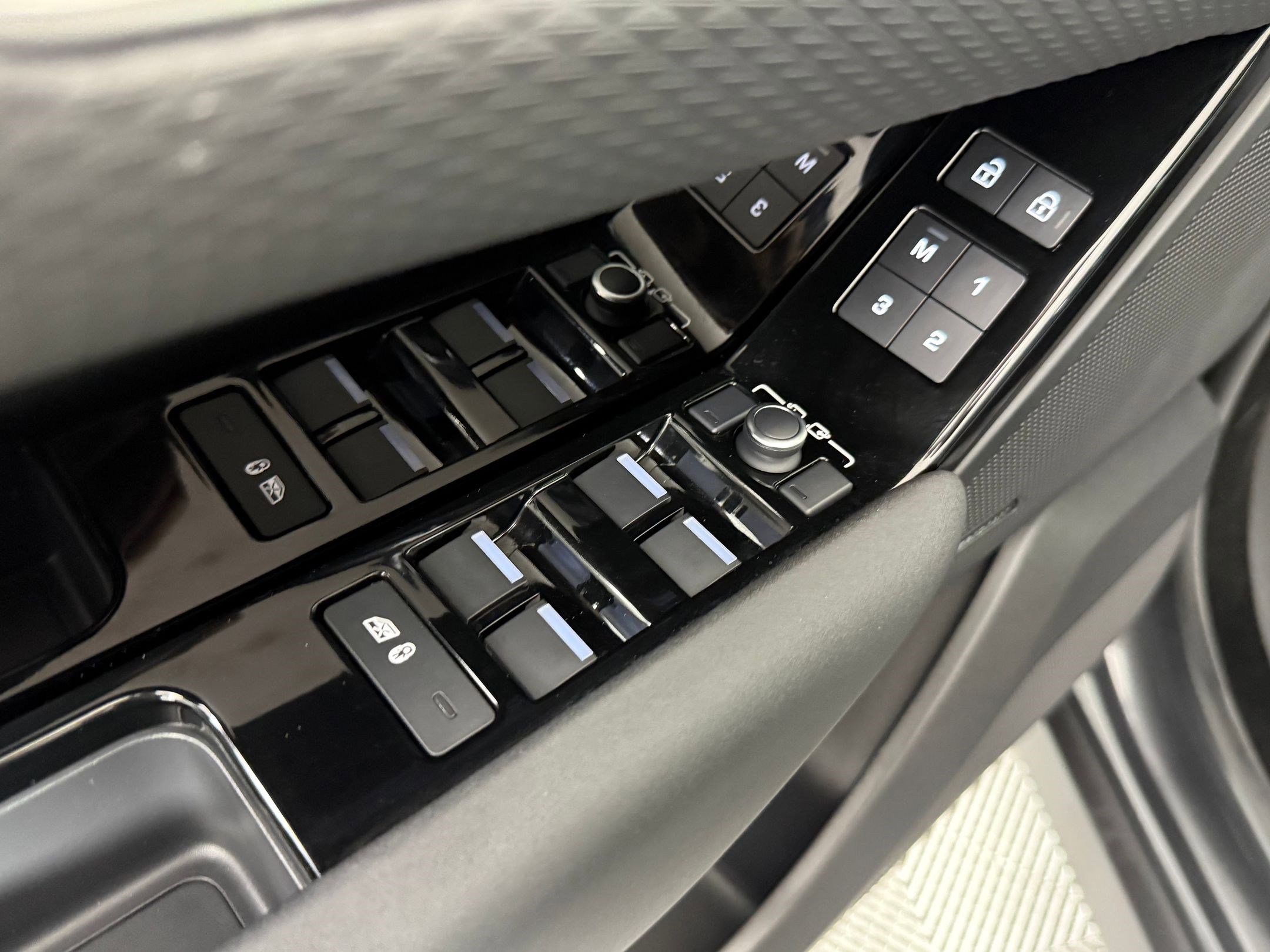 Used 2023 Land Rover Range Rover Velar R-Dynamic S image 13