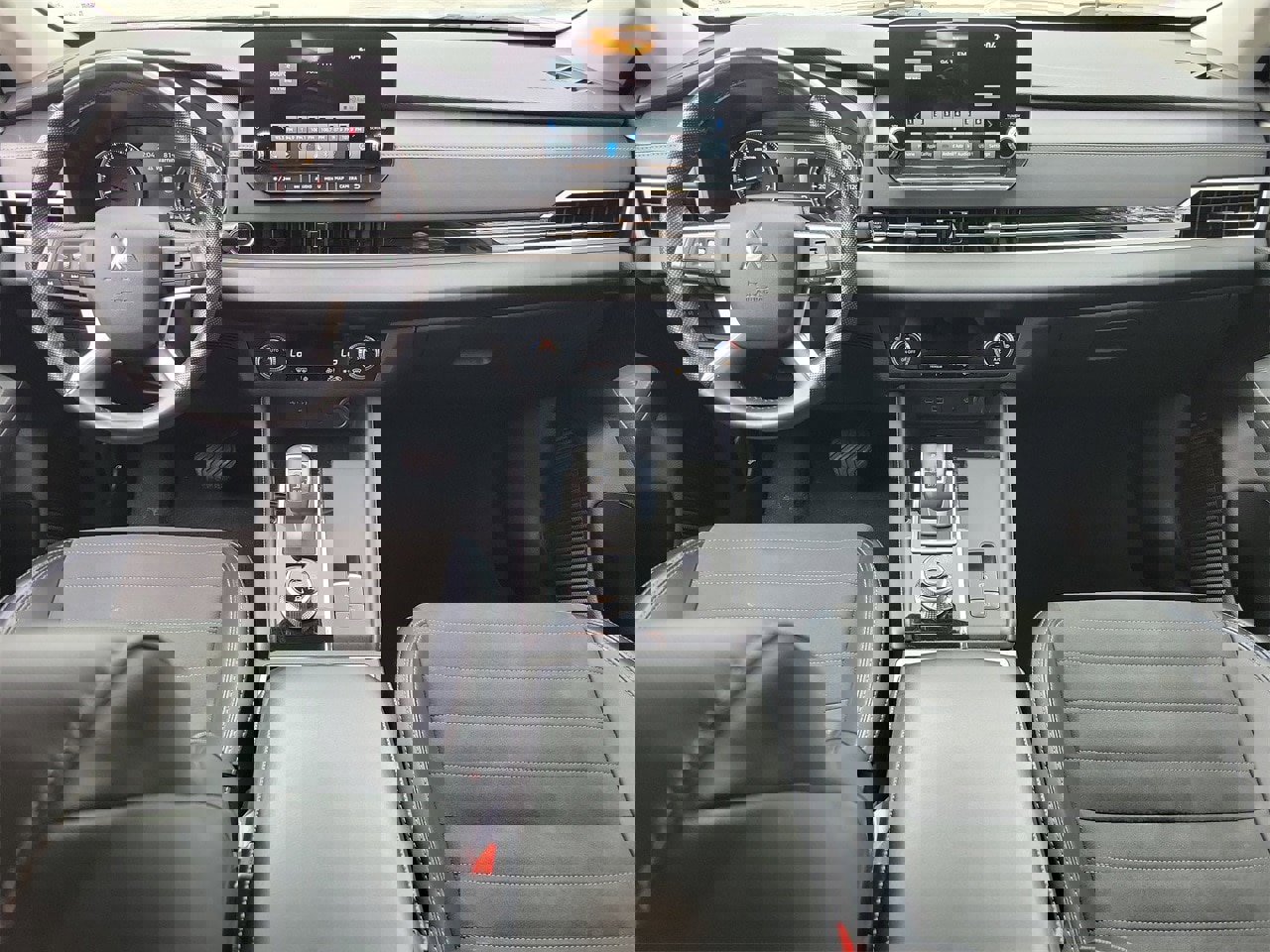 Used 2024 Mitsubishi Outlander SE image 13