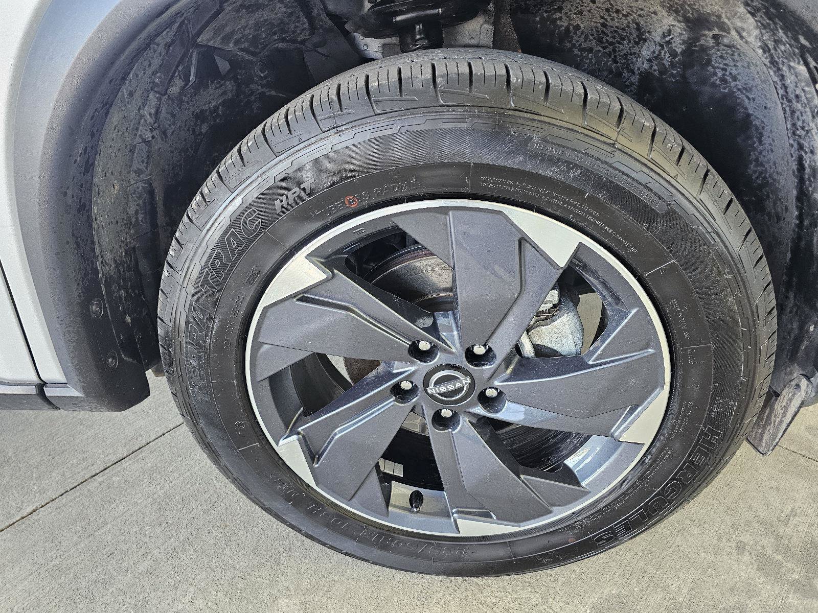 Used 2024 Nissan Rogue SV FWD image 9