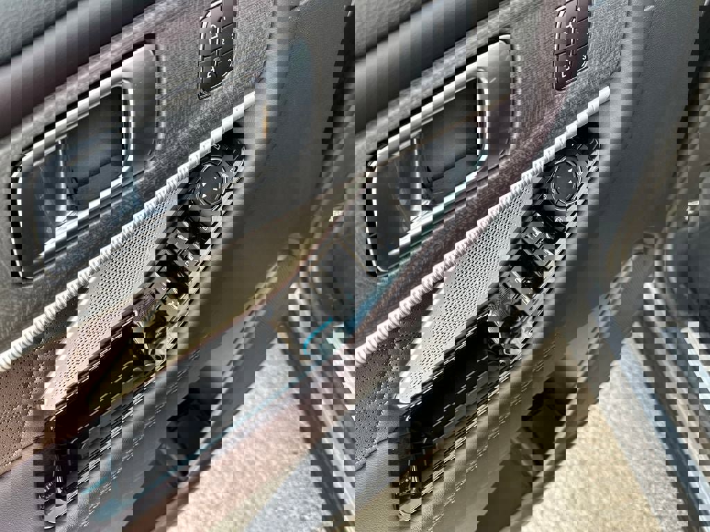 Used 2025 Ford Explorer Platinum w/ LUX Leather Package image 21