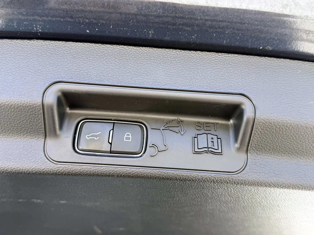 Used 2023 Ford Explorer XLT AWD/4WD image 10