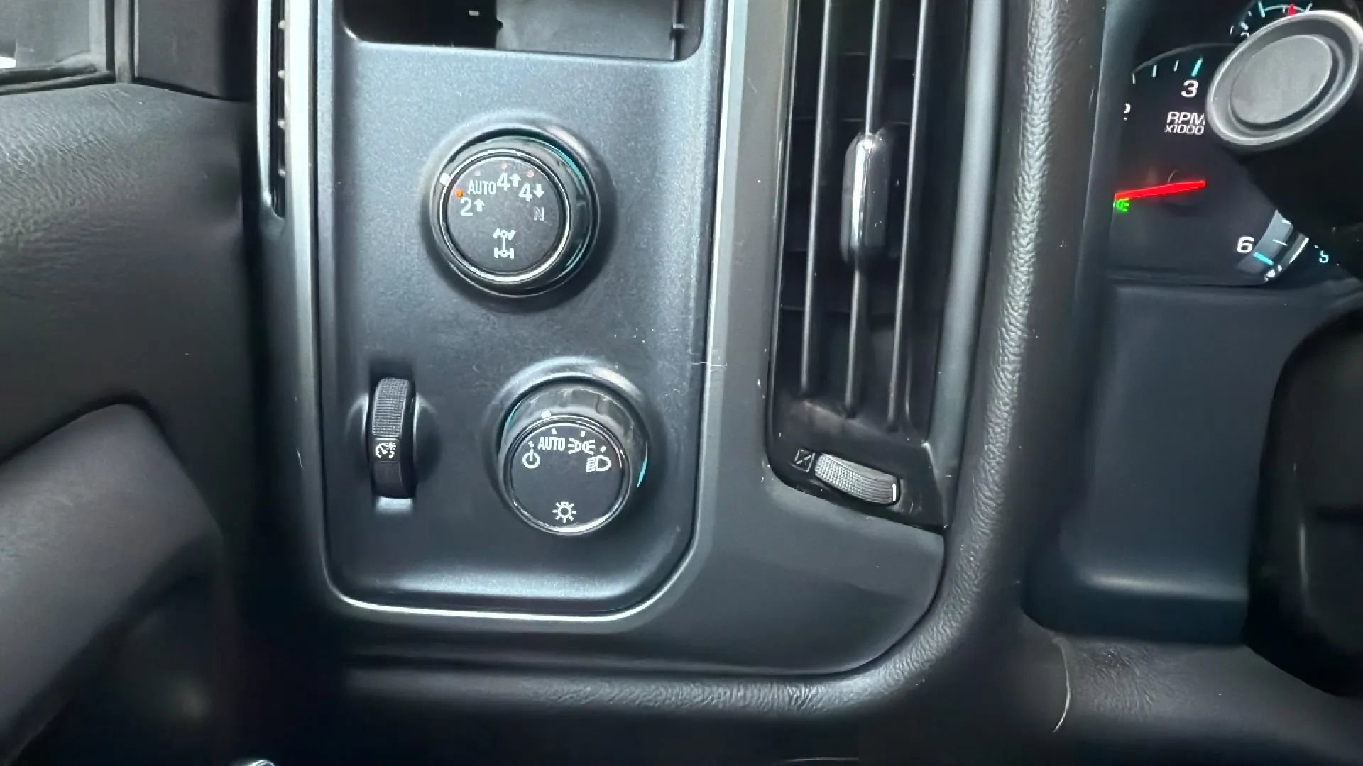 Used 2018 Chevrolet Silverado 1500 LT image 14