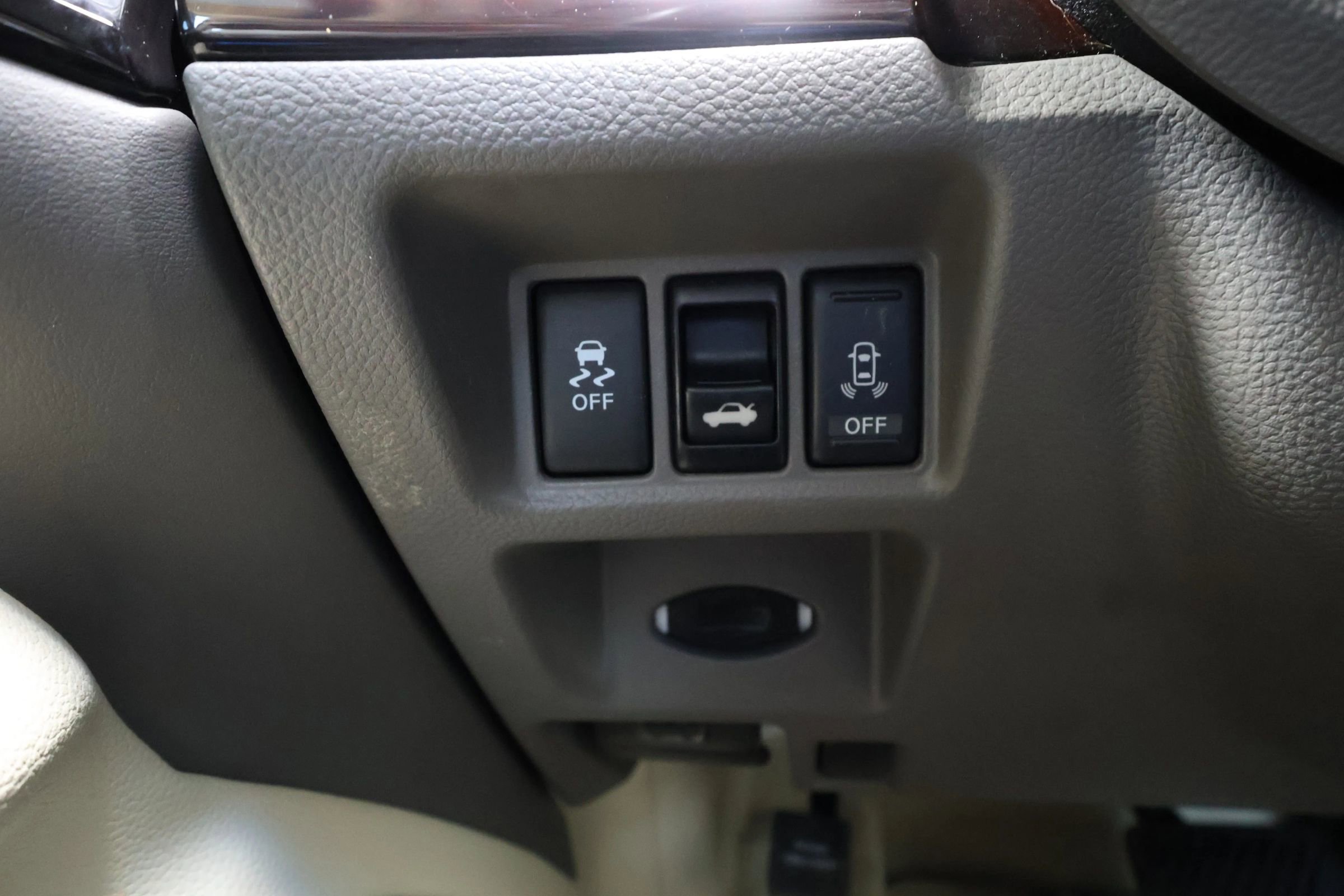 Used 2011 INFINITI G37 Journey w/ Premium Pkg image 17