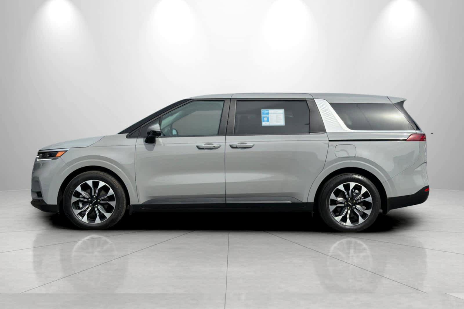 Used 2024 Kia Carnival EX FWD image 5