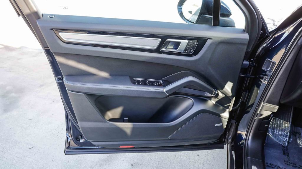 Used 2023 Porsche Cayenne Platinum Edition image 25