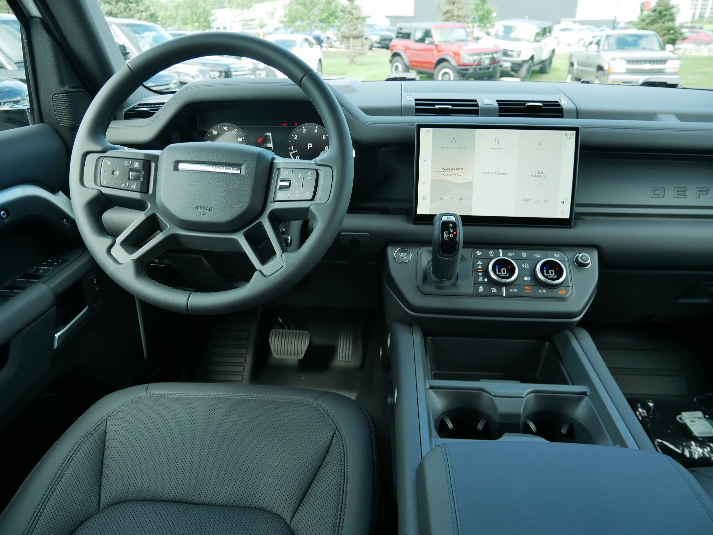 New 2025 Land Rover Defender 130 X-Dynamic SE image 9