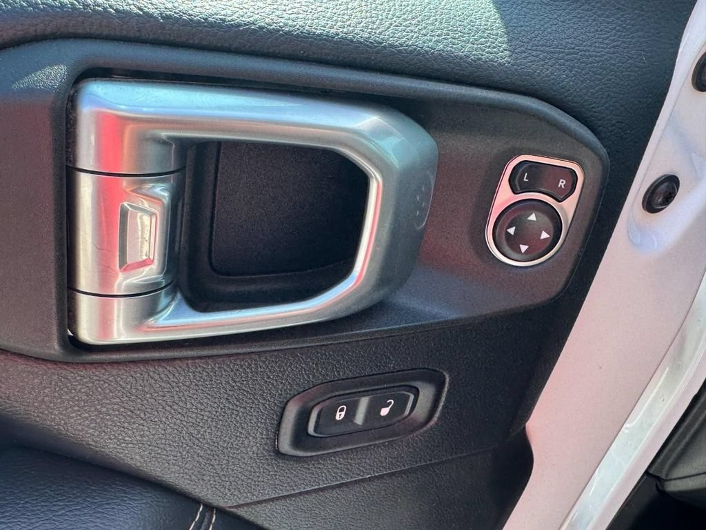 Used 2019 Jeep Wrangler Unlimited Sahara AWD/4WD image 15