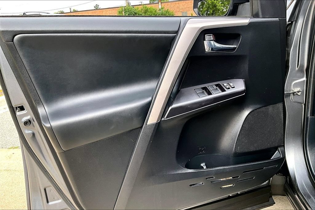Used 2018 Toyota RAV4 XLE AWD/4WD image 14