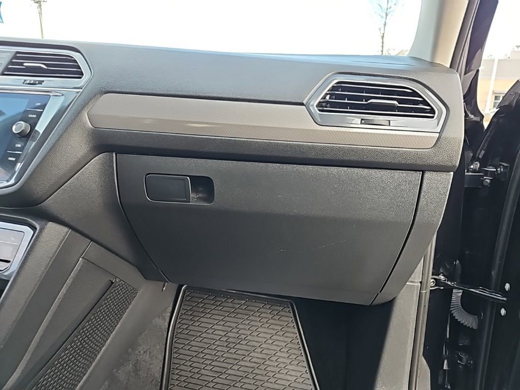 Used 2024 Volkswagen Tiguan SE image 35