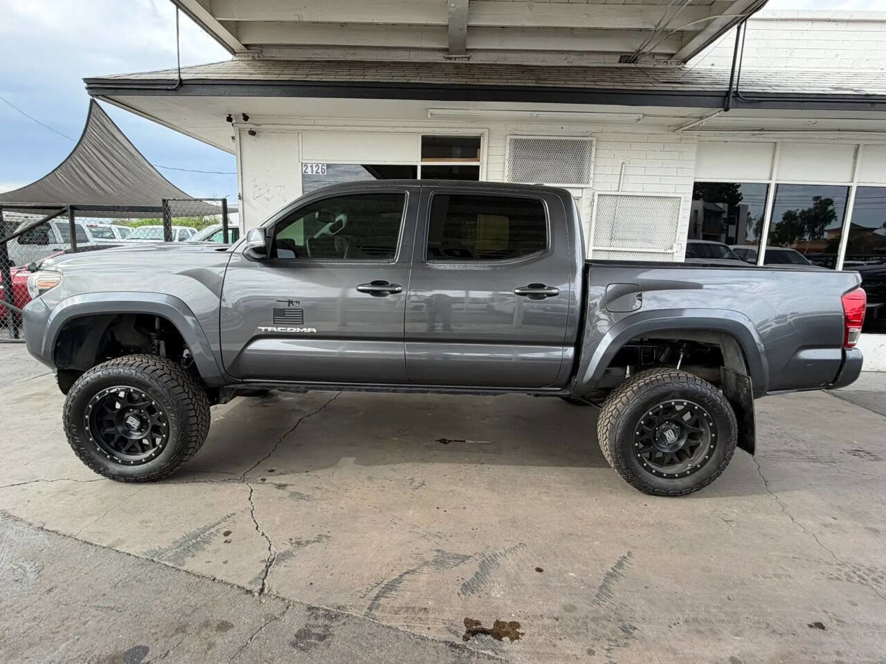 Used 2017 Toyota Tacoma TRD Sport w/ Tow Package (A/T) image 3