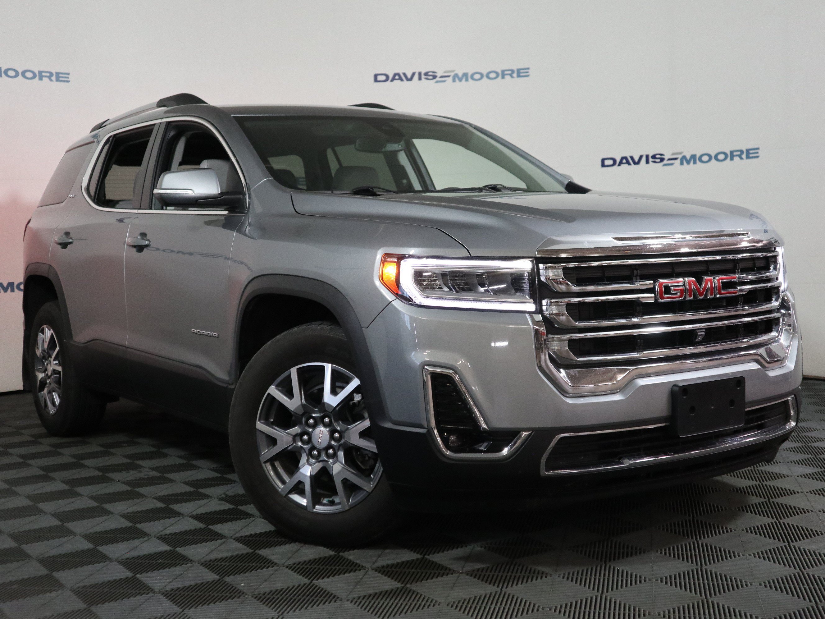 Used 2023 GMC Acadia SLT w/ Technology Package FWD image 2