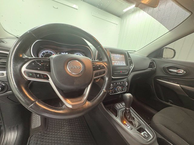 Used 2019 Jeep Cherokee Latitude w/ Cold Weather Group FWD image 18