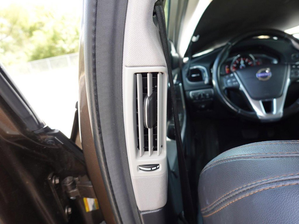 Used 2016 Volvo V60 T5 Cross Country Platinum image 21