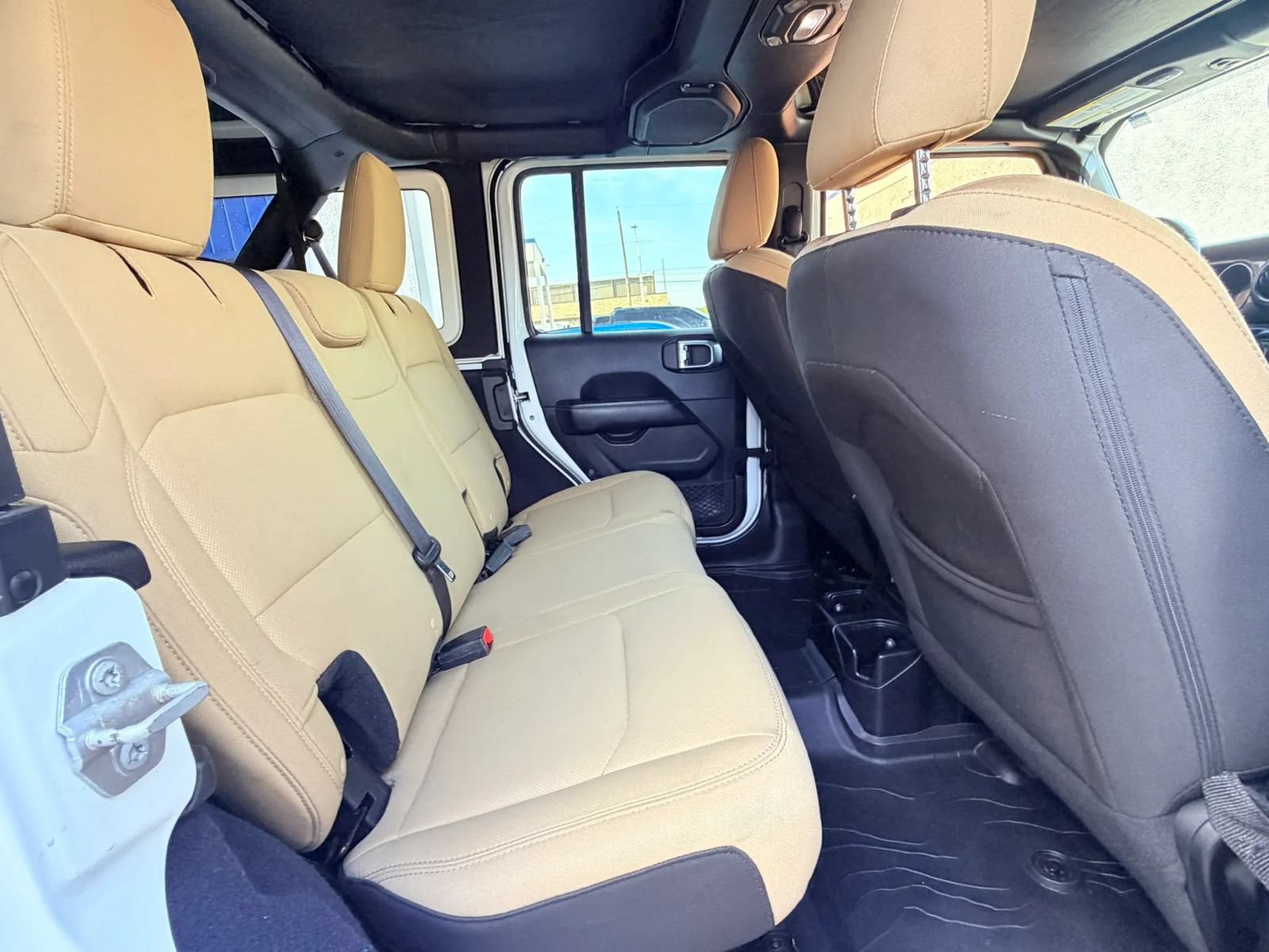 Used 2018 Jeep Wrangler Unlimited Sahara AWD/4WD image 26