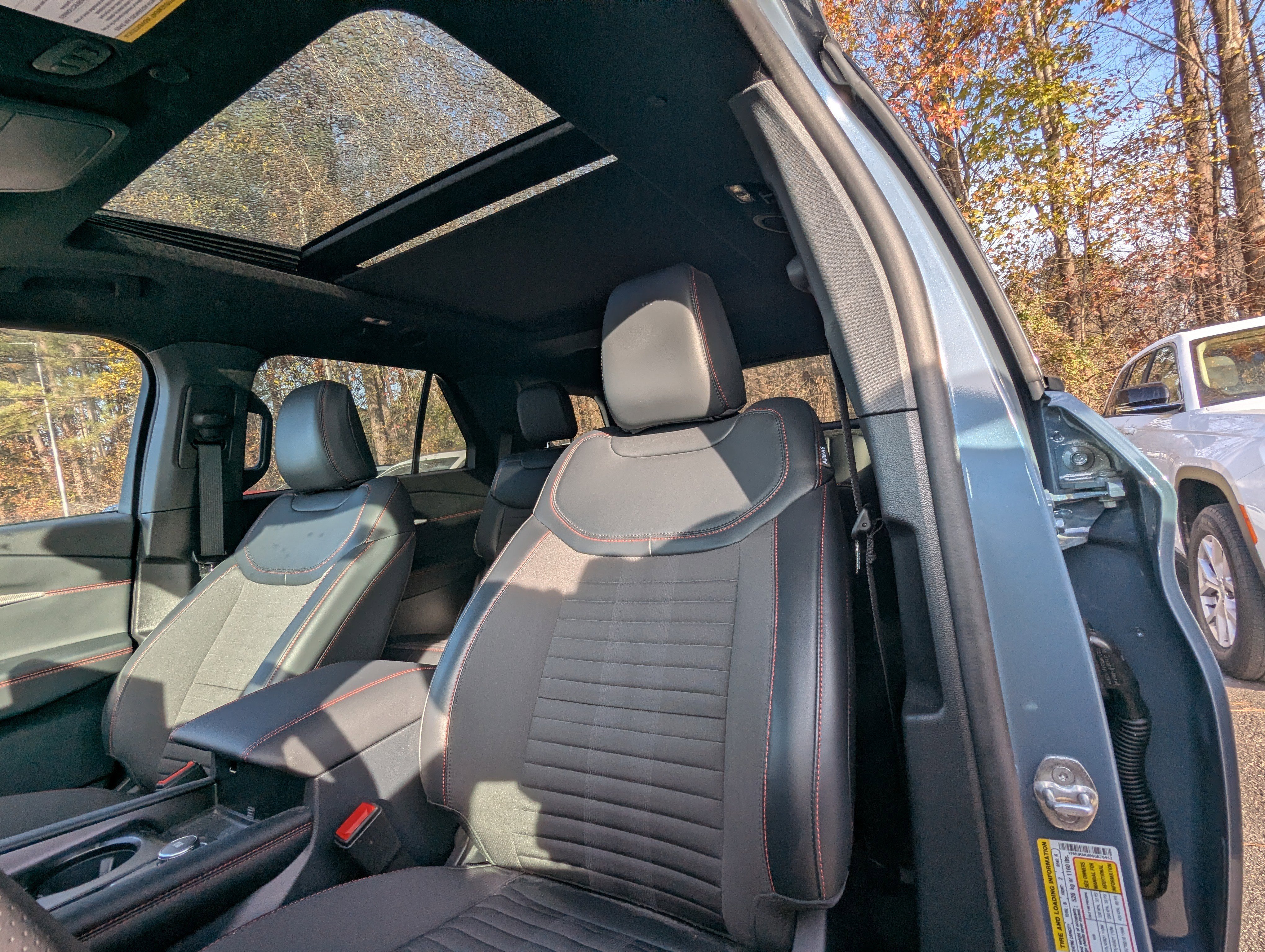 Used 2025 Ford Explorer ST-Line w/ Premium Package image 3