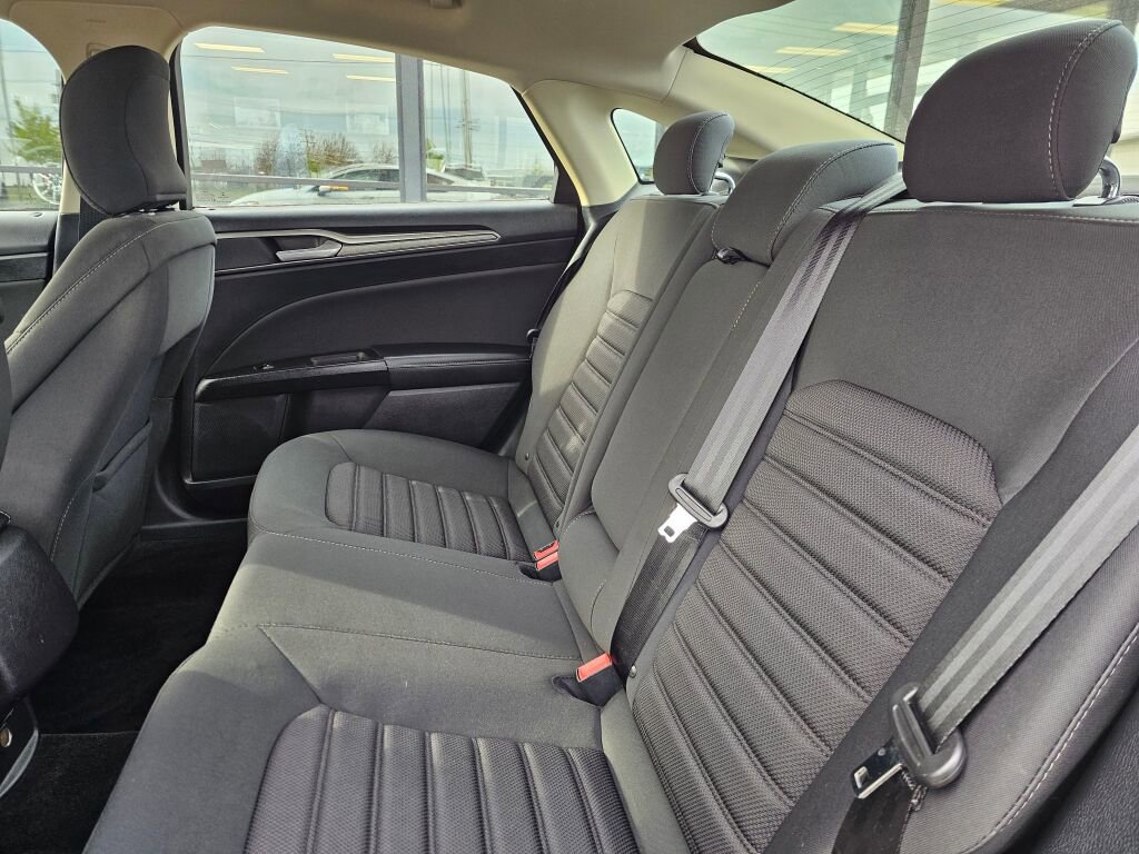 Used 2018 Ford Fusion SE FWD image 14