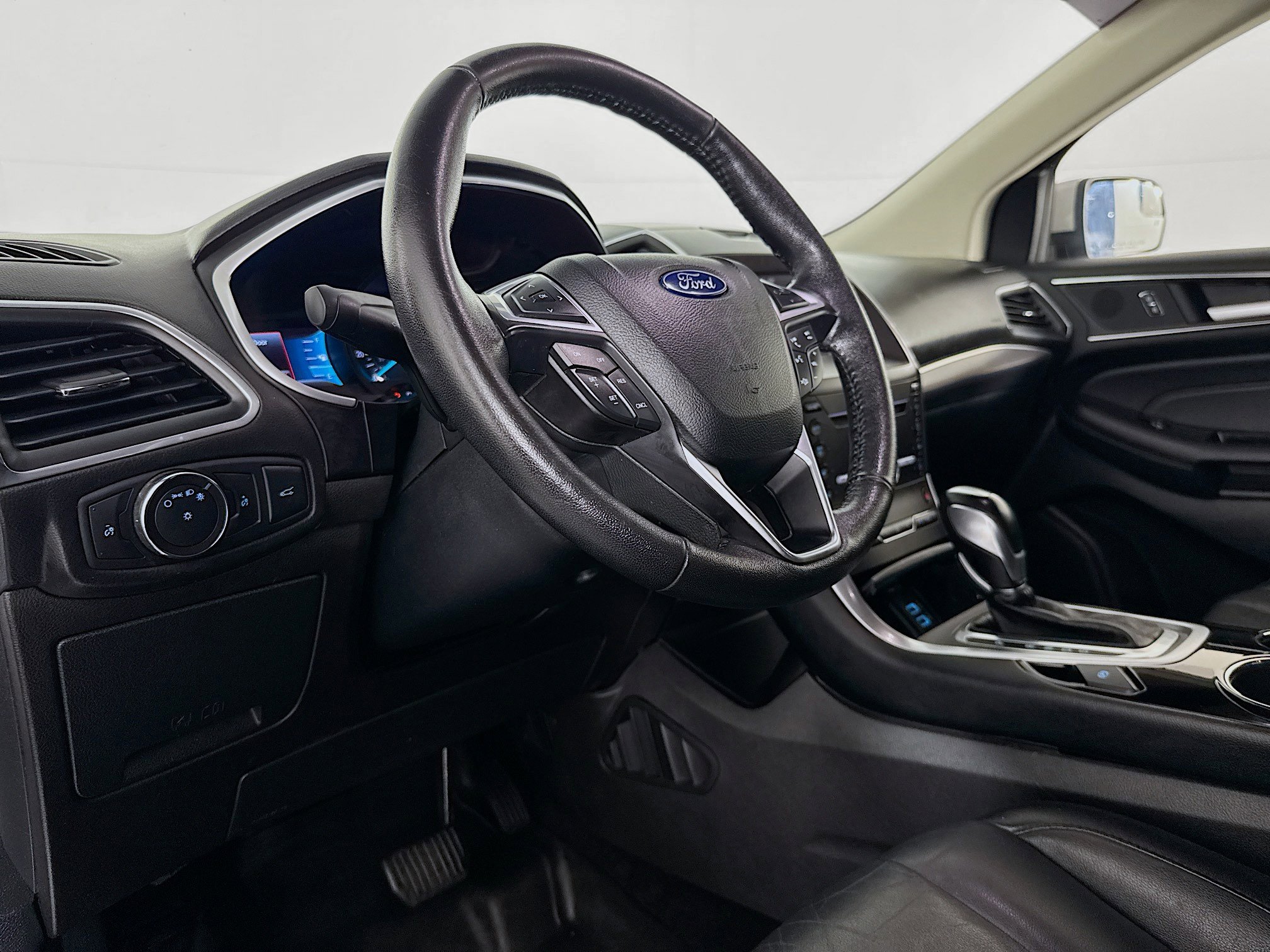 Used 2018 Ford Edge Titanium FWD image 22