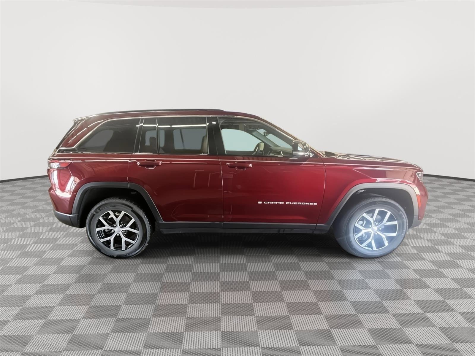 Used 2025 Jeep Grand Cherokee Limited w/ Luxury Tech Group II AWD/4WD image 4