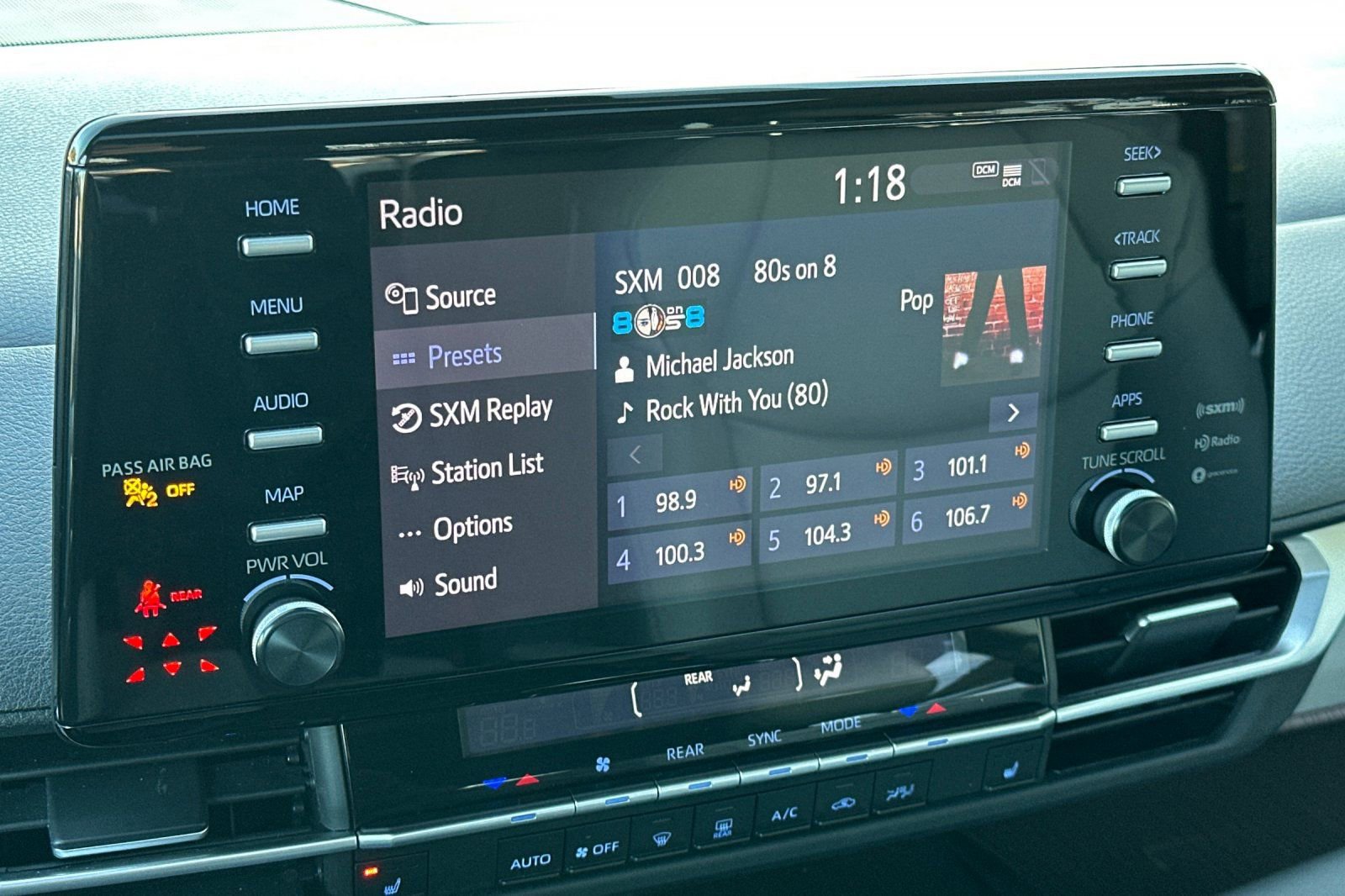 Used 2022 Toyota Sienna XLE image 23