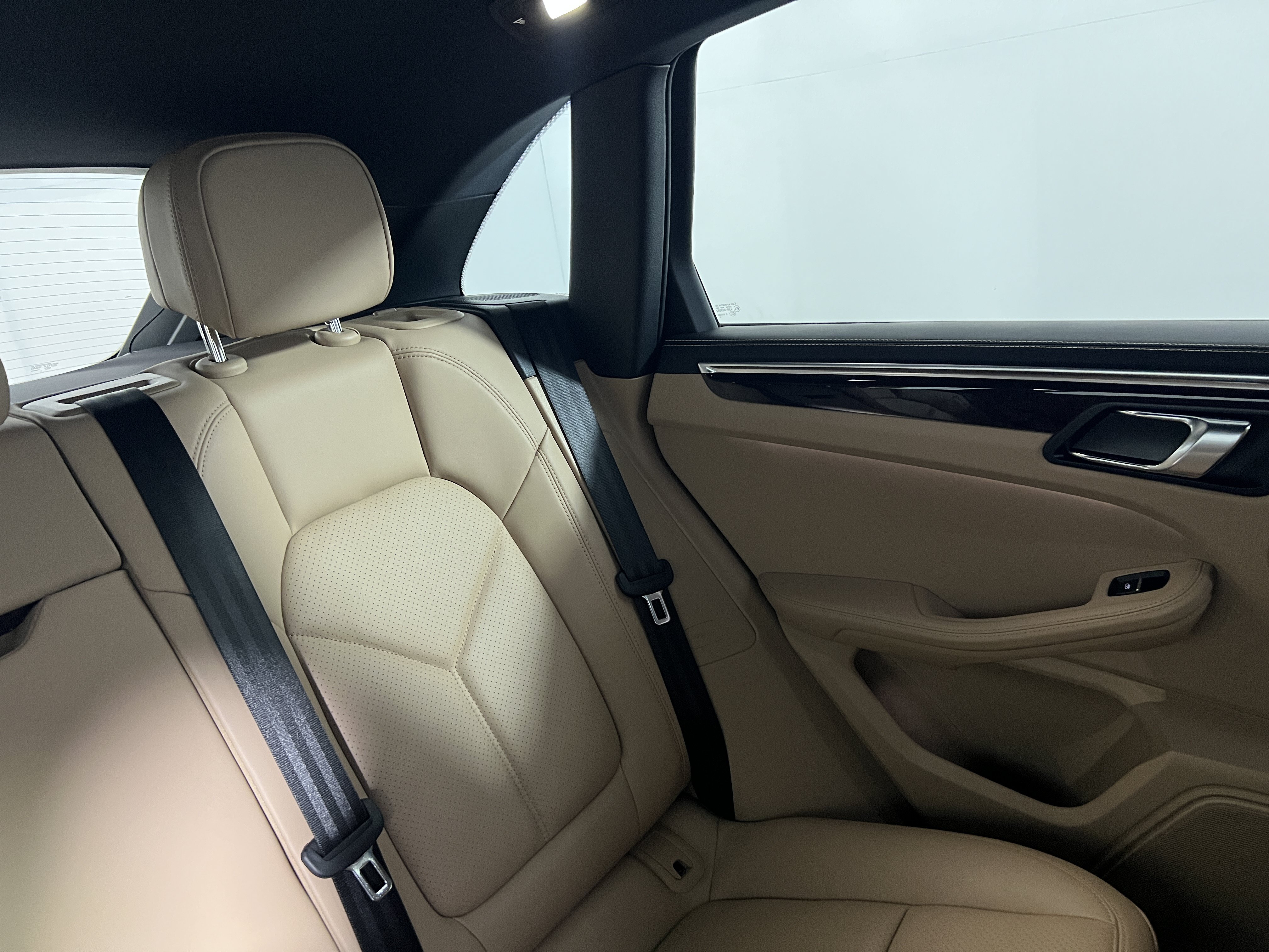 Certified 2024 Porsche Macan S AWD/4WD image 17