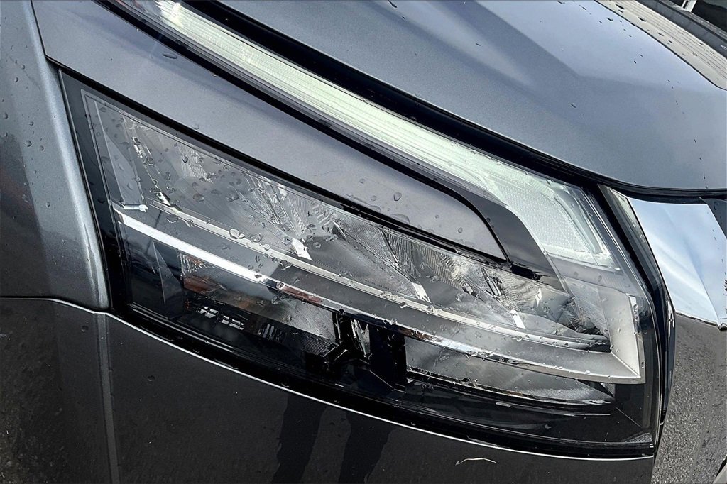 Used 2024 Nissan Pathfinder Platinum w/ Cargo Package image 30