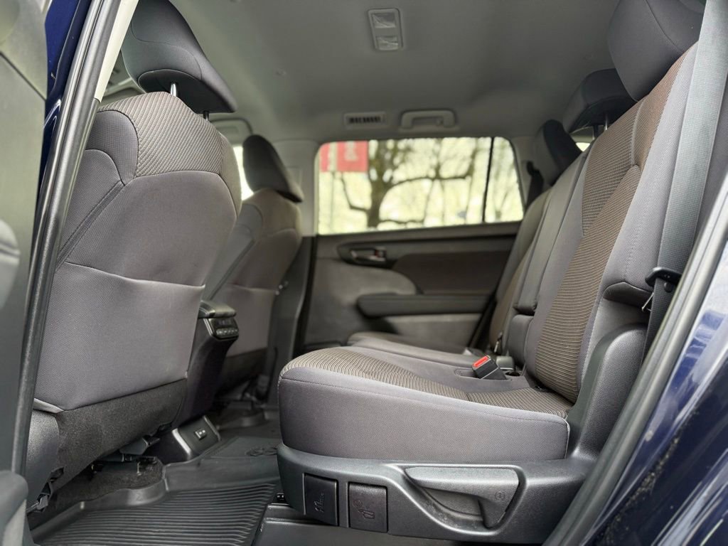 Used 2023 Toyota Highlander L image 16