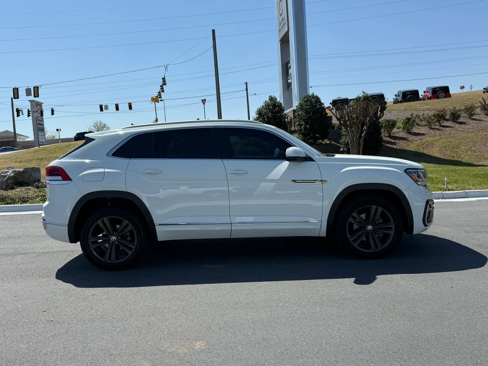 Used 2022 Volkswagen Atlas Cross Sport SEL R-Line image 6