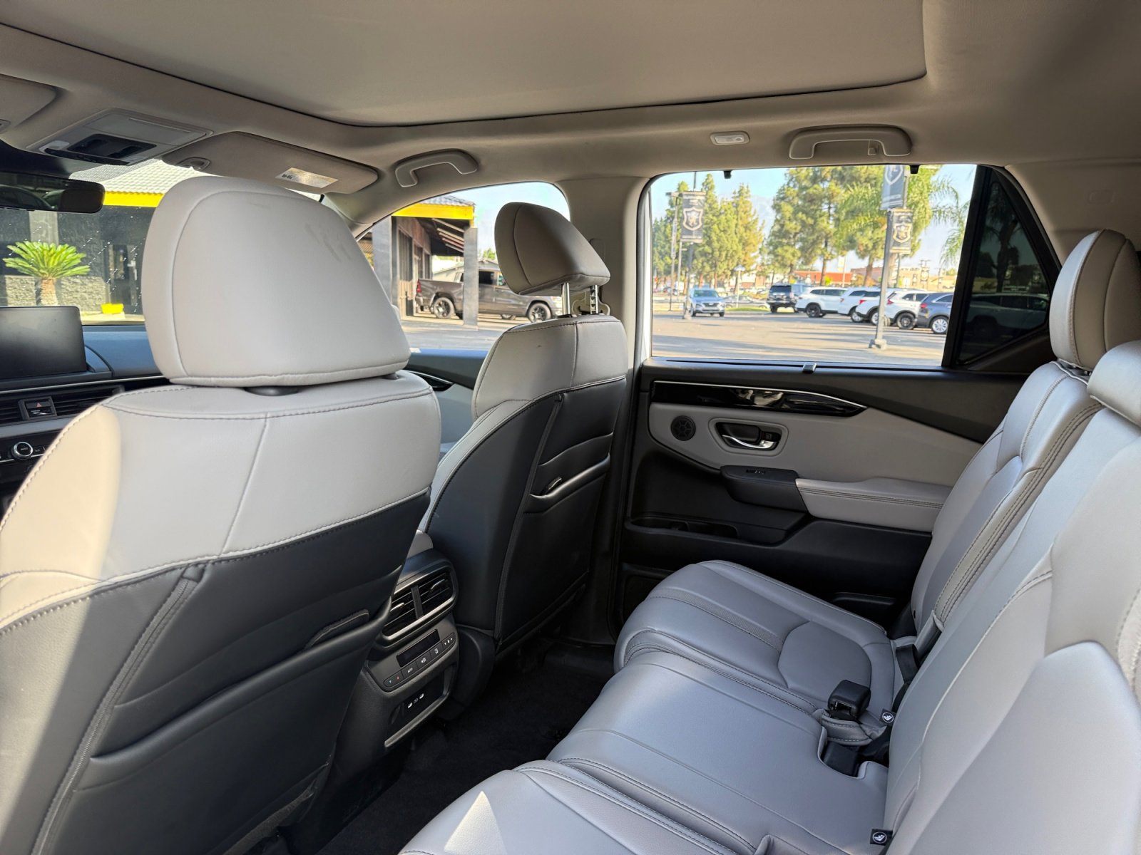 Used 2025 Honda Pilot Touring image 13