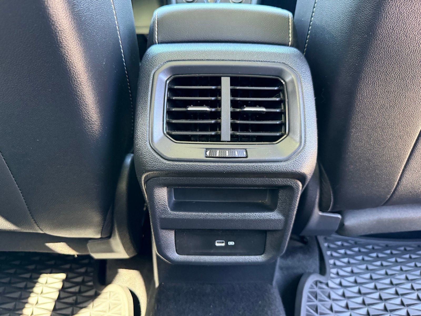 Used 2022 Volkswagen Taos SE w/ Panoramic Sunroof Package image 35